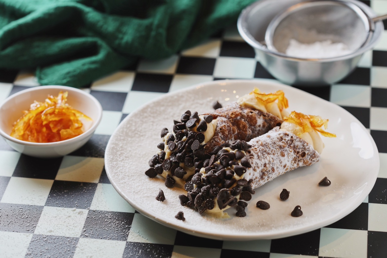 義大利美食精彩到讓甜點卡諾里捲從餐後小配角登場當主角。