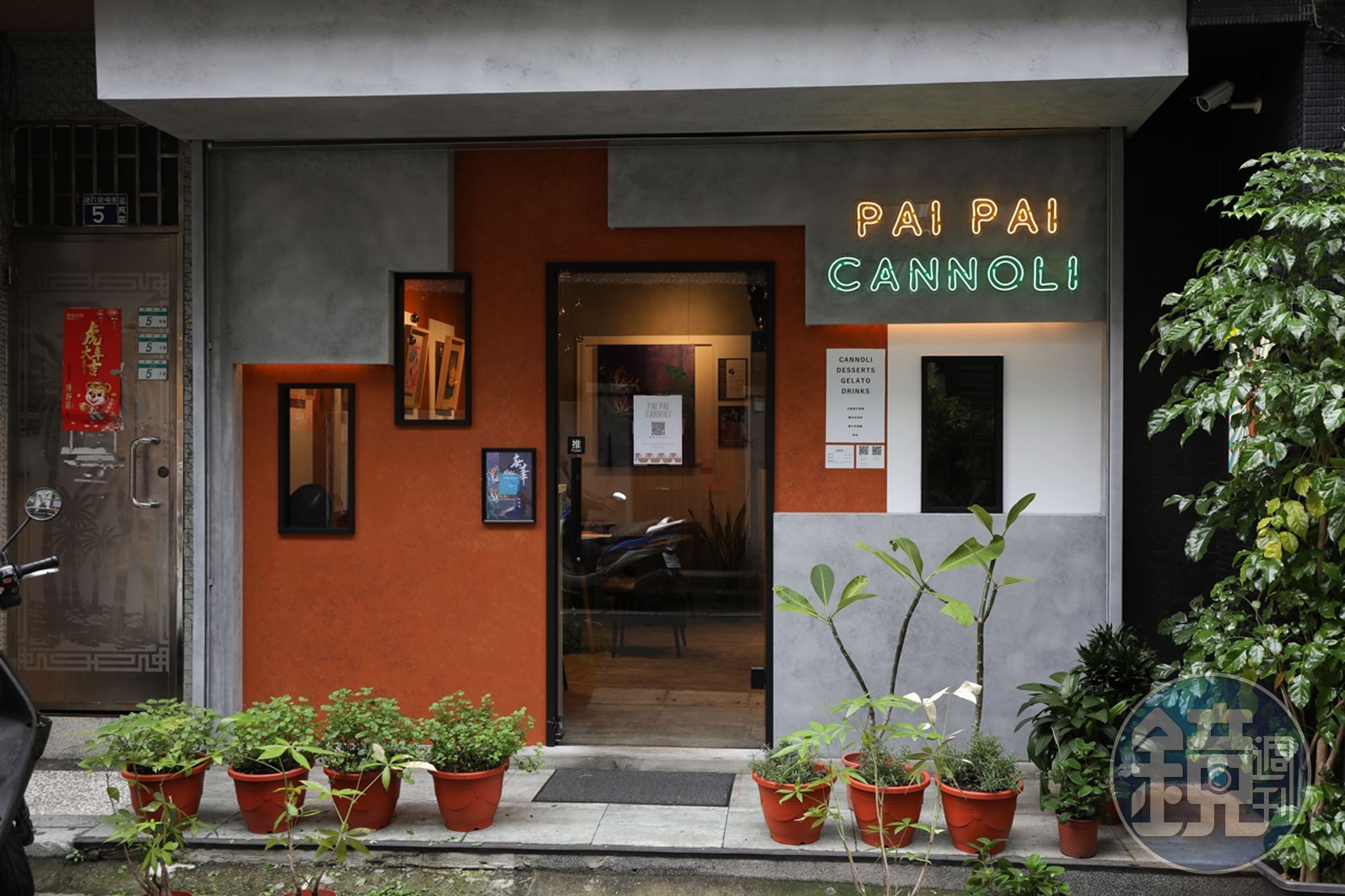 「Pai Pai Cannoli」外觀由灰、橘色塊堆疊出，配上可愛霓虹燈管招牌相當吸睛。