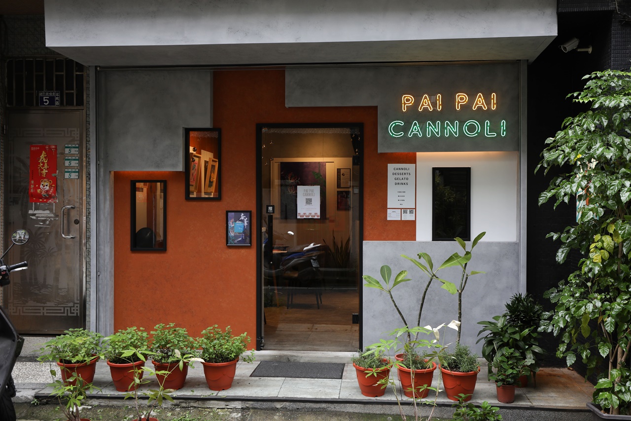 「Pai Pai Cannoli」外觀由灰、橘色塊堆疊出，配上可愛霓虹燈管招牌相當吸睛。