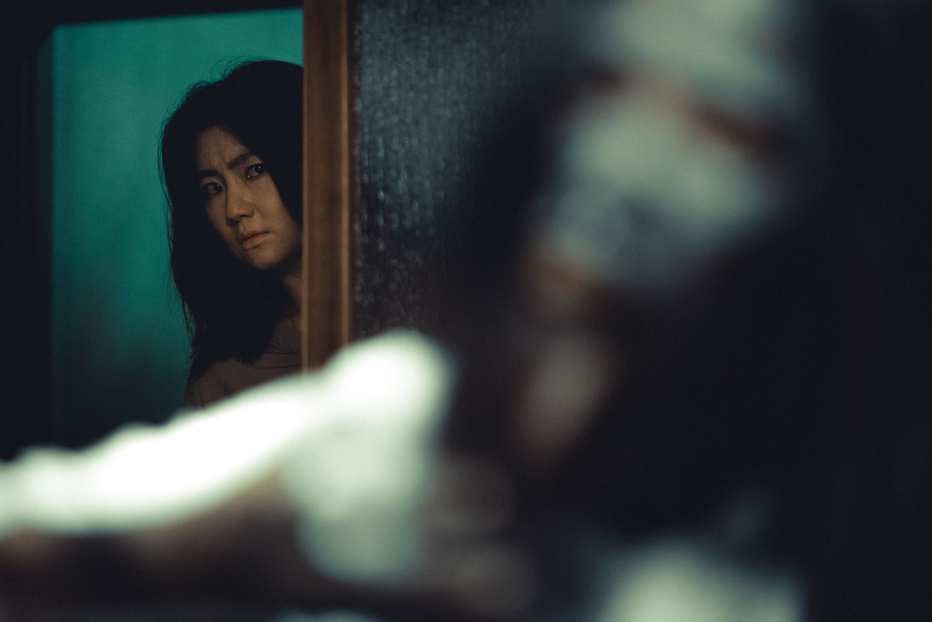 Selina在惡夢裡被攝影機對準、有一大堆蟲，出現很多她害怕的東西。（皮諾丘電影提供）