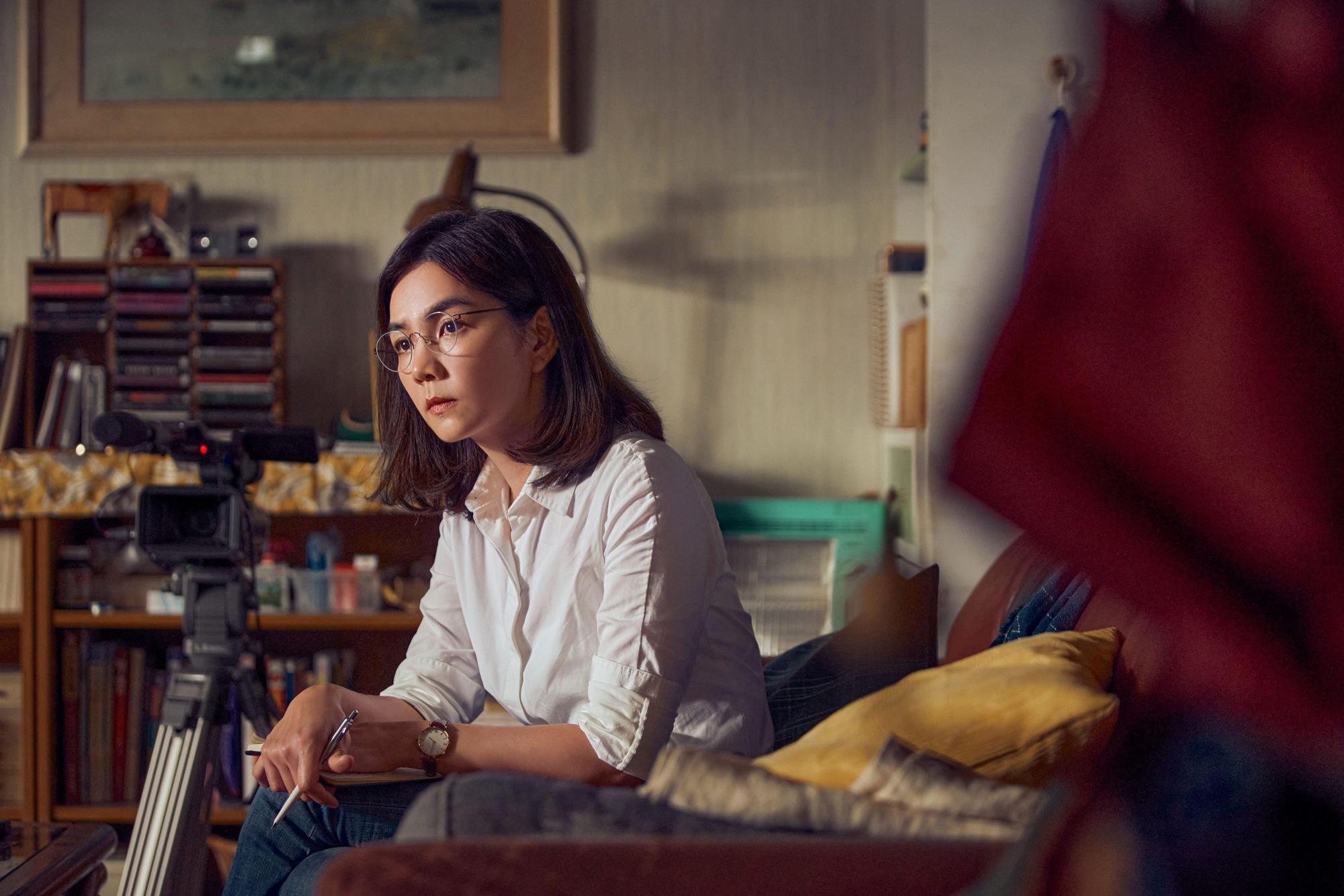 Ella 演出與自身性格截然不同的記者,一度因為太投入還懷疑自己憂鬱症上身。(群石國際提供)