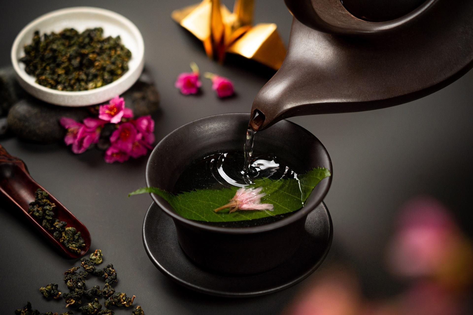 日式餐廳推出櫻花套餐，前湯櫻花茶汁是一道色香味俱全的春季湯品。（涵碧樓提供）