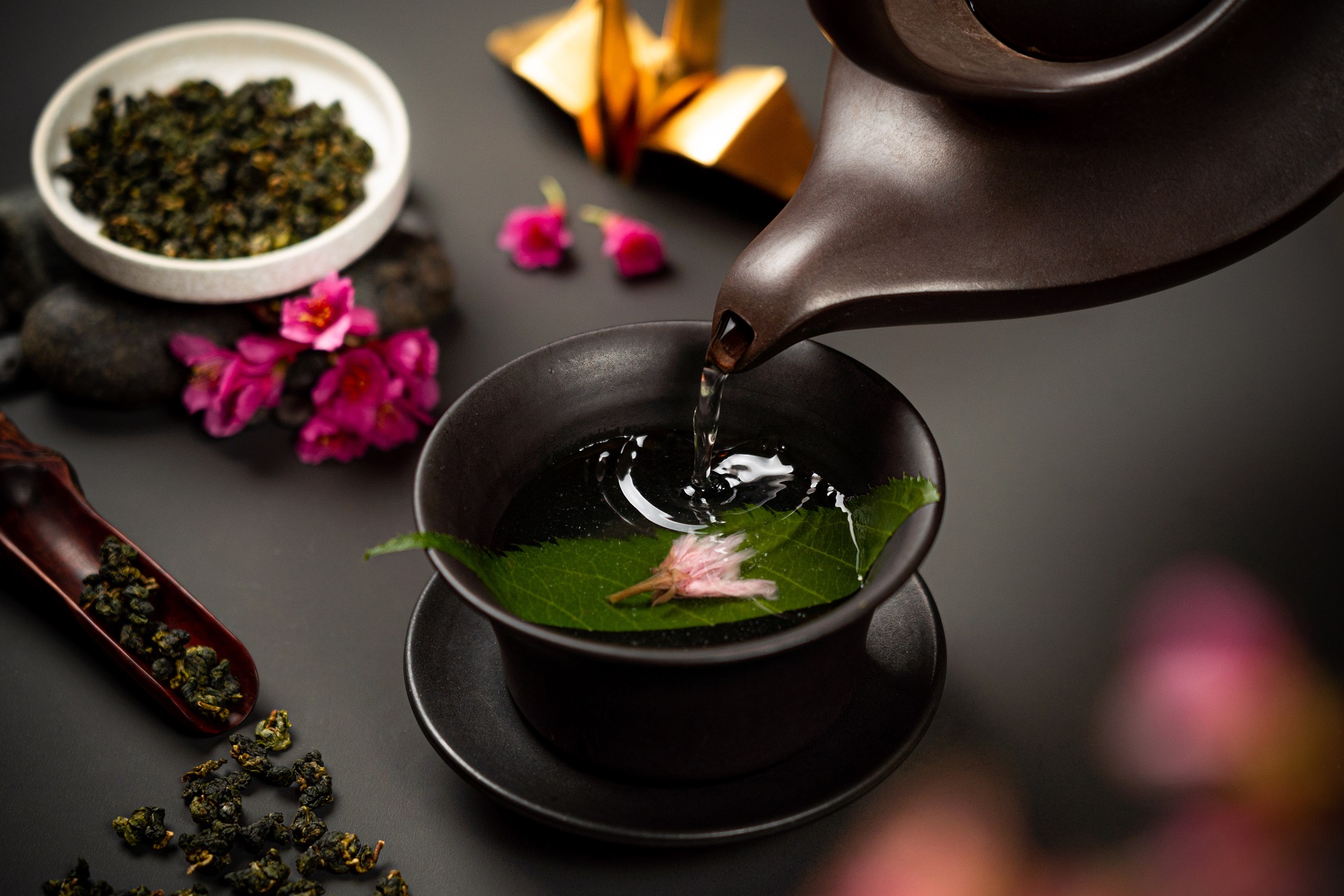日式餐廳推出櫻花套餐，前湯櫻花茶汁是一道色香味俱全的春季湯品。（涵碧樓提供）