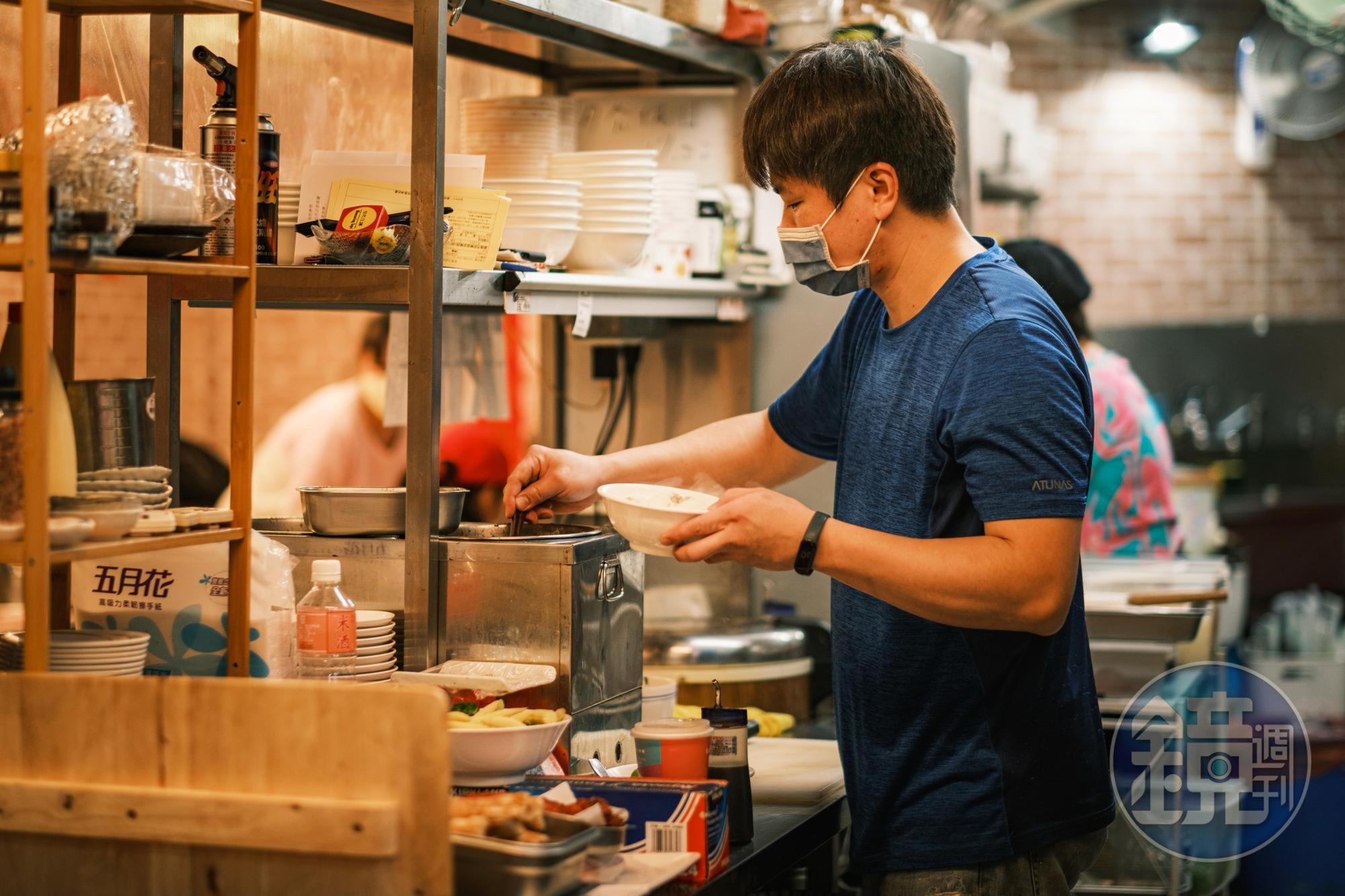忙碌的年輕老闆手都沒停過，自學料理，待過多家餐廳，吳銘的銘就是取自於他4歲女兒的姓名。