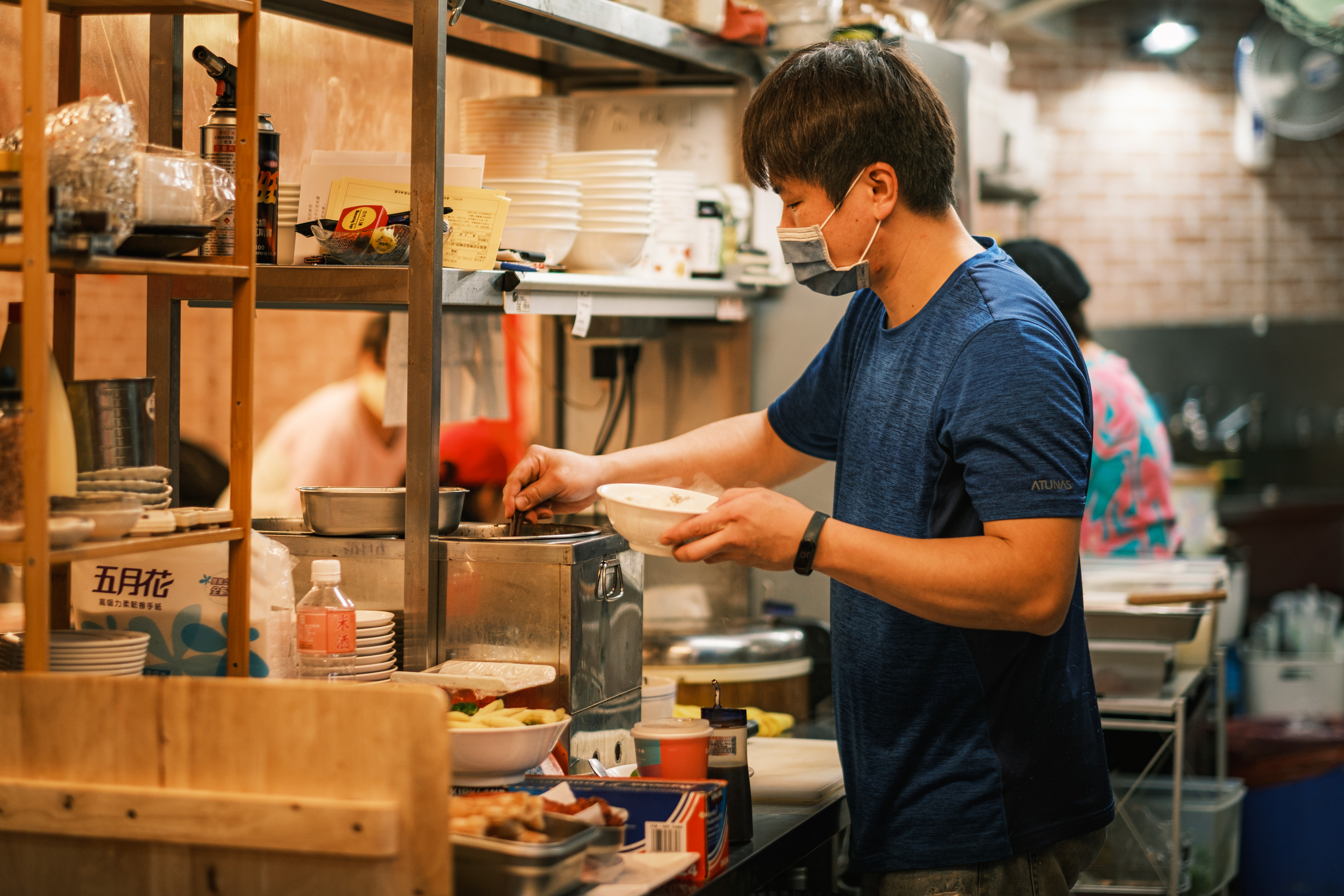 忙碌的年輕老闆手都沒停過，自學料理，待過多家餐廳，吳銘的銘就是取自於他4歲女兒的姓名。