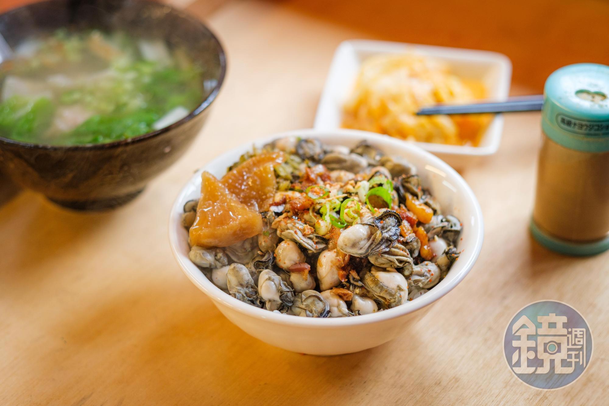 鋪滿鮮蚵的一碗滷肉蓋飯，用料挺實在，旁邊點綴的醃漬蘿蔔頗解膩。