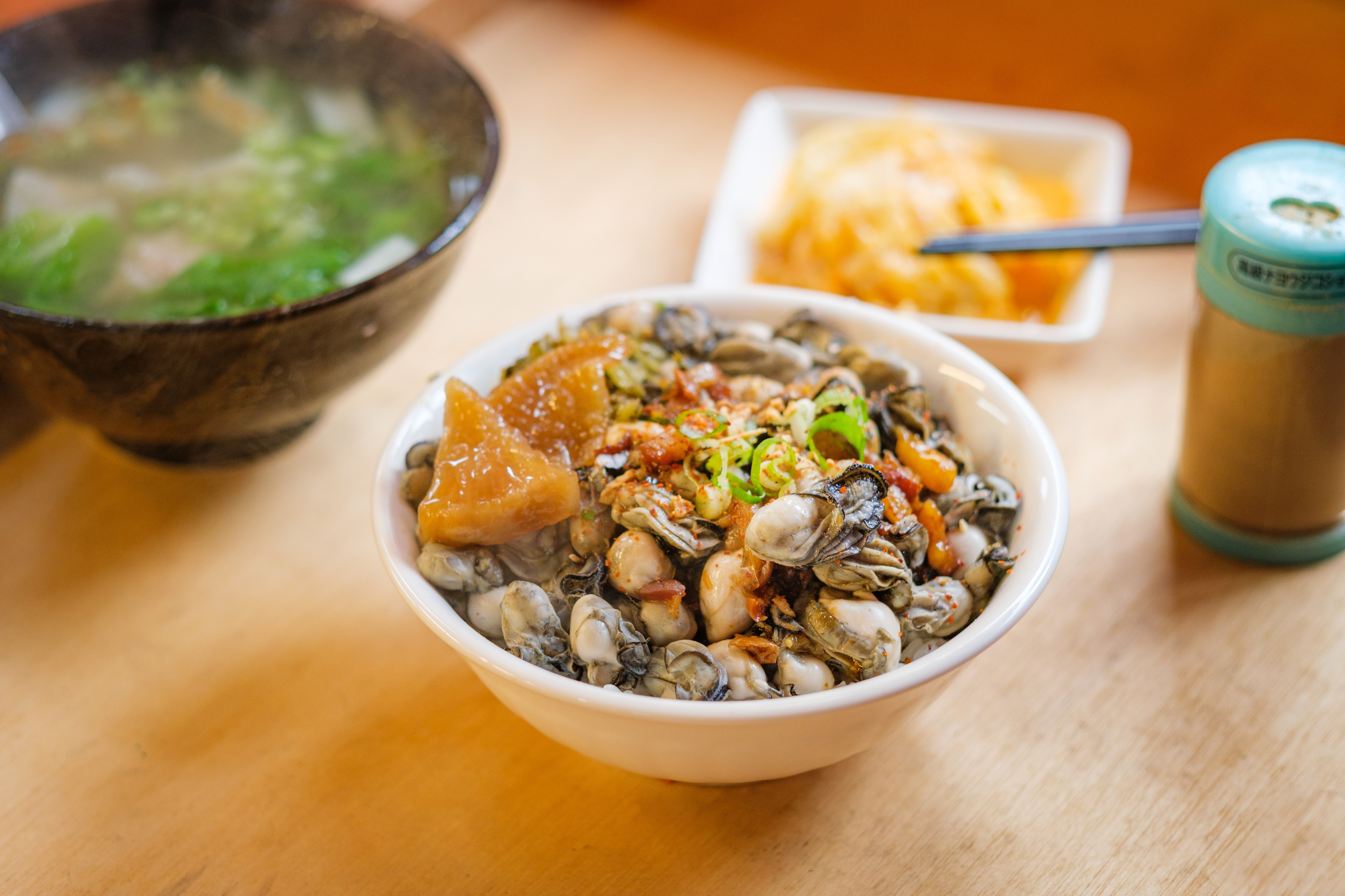 鋪滿鮮蚵的一碗滷肉蓋飯，用料挺實在，旁邊點綴的醃漬蘿蔔頗解膩。