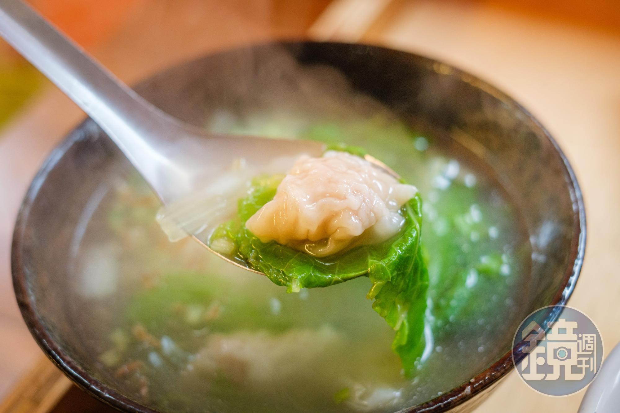 餛飩湯在基隆濕冷的天氣適合暖暖身子，皮薄滑順入口。