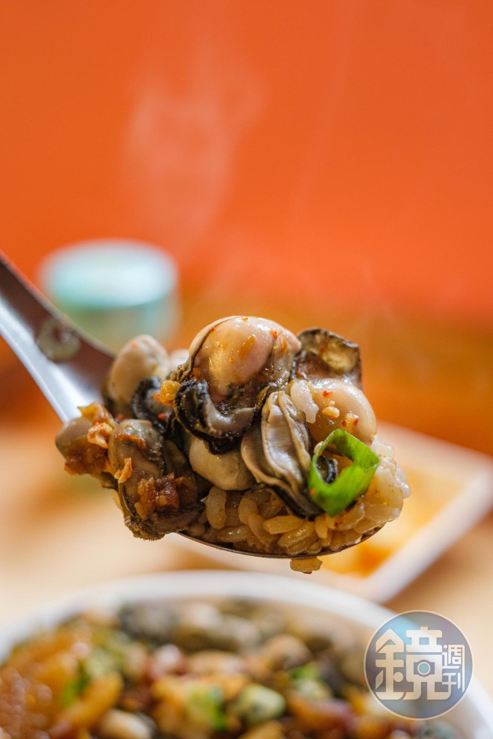 相較於華西街的阿義滷肉飯，這裡的口味較為不膩，每一口能咬上一兩個爆漿的蚵仔。