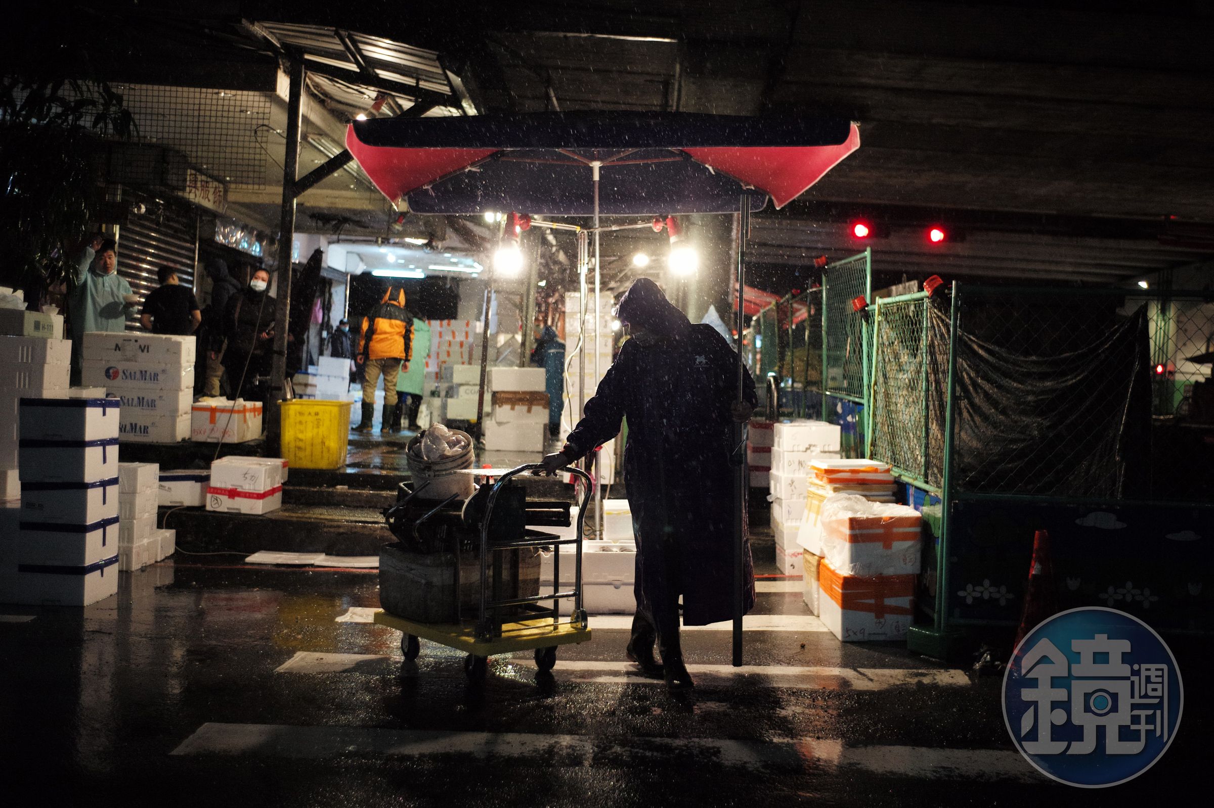 雨天的「崁仔頂」瀰漫著魔幻奇特的氛圍。