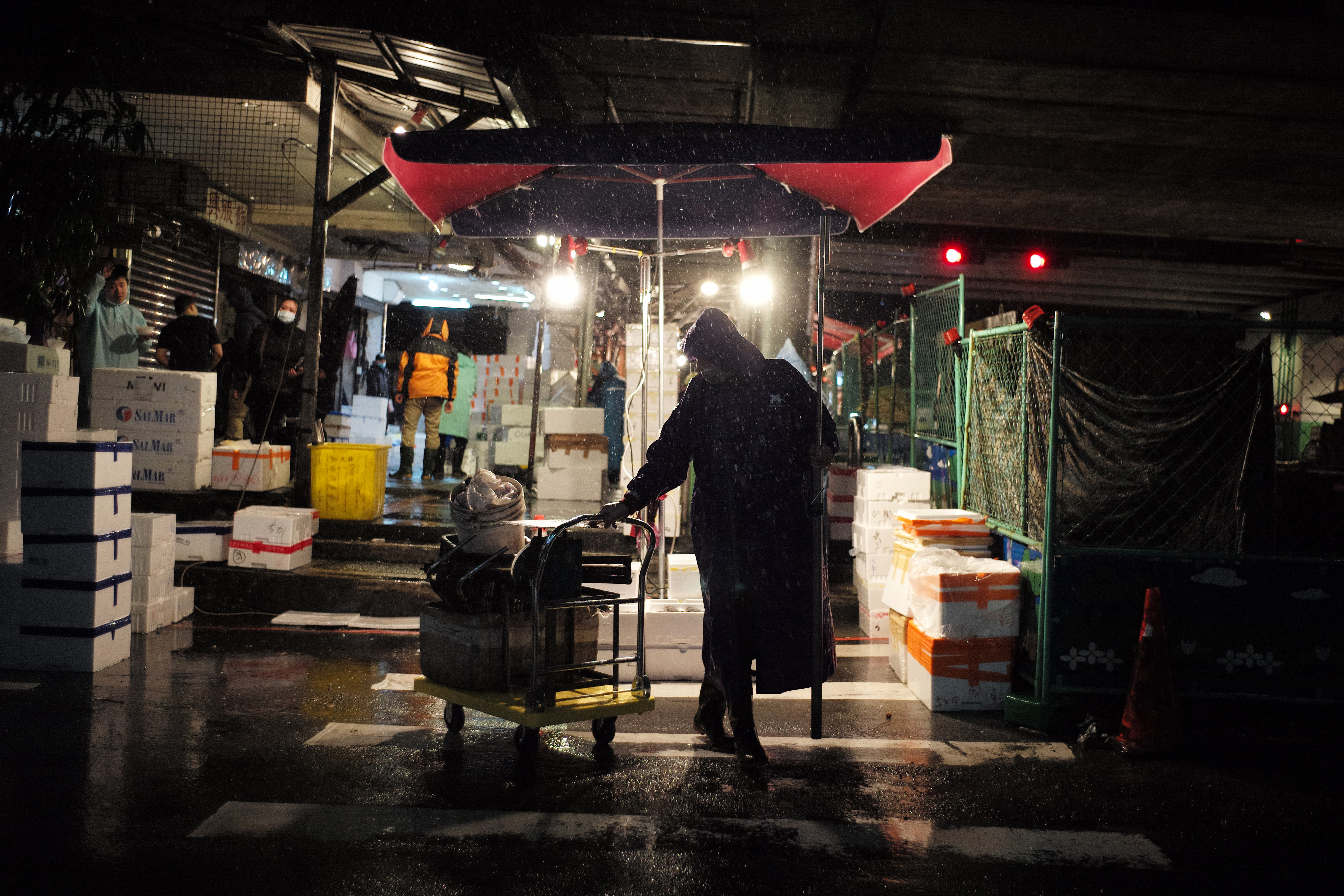 雨天的「崁仔頂」瀰漫著魔幻奇特的氛圍。