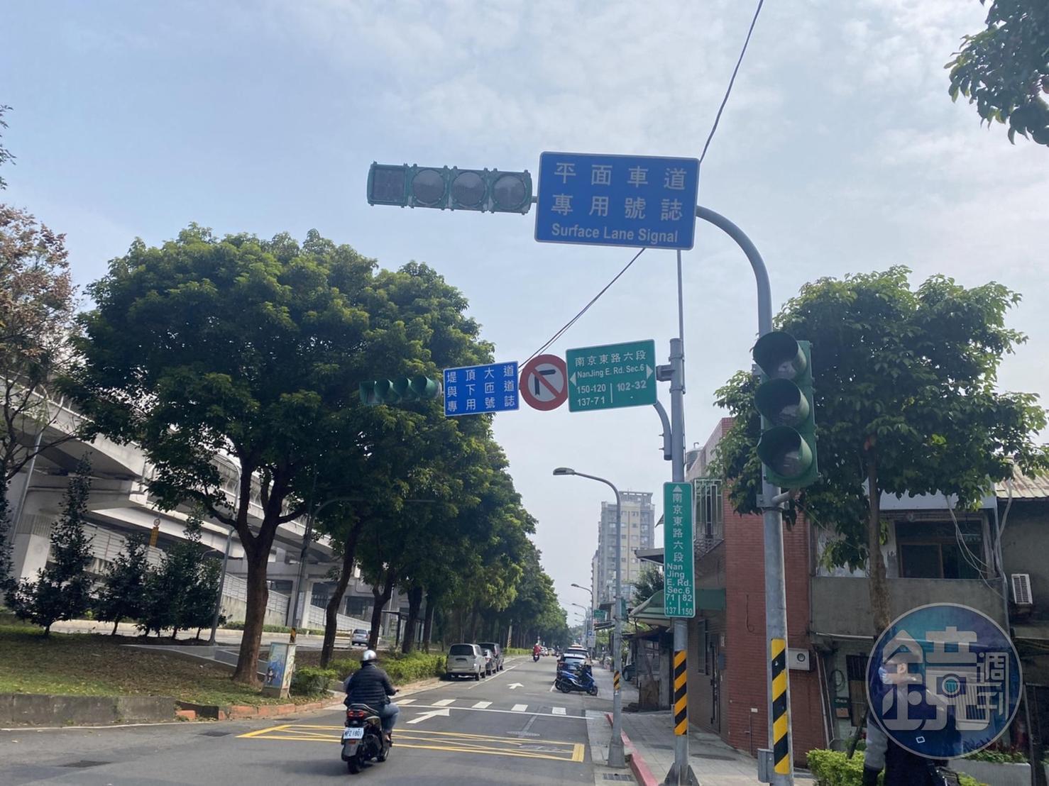 上午各地大停電，連紅綠燈也無法正常運作。（讀者提供）