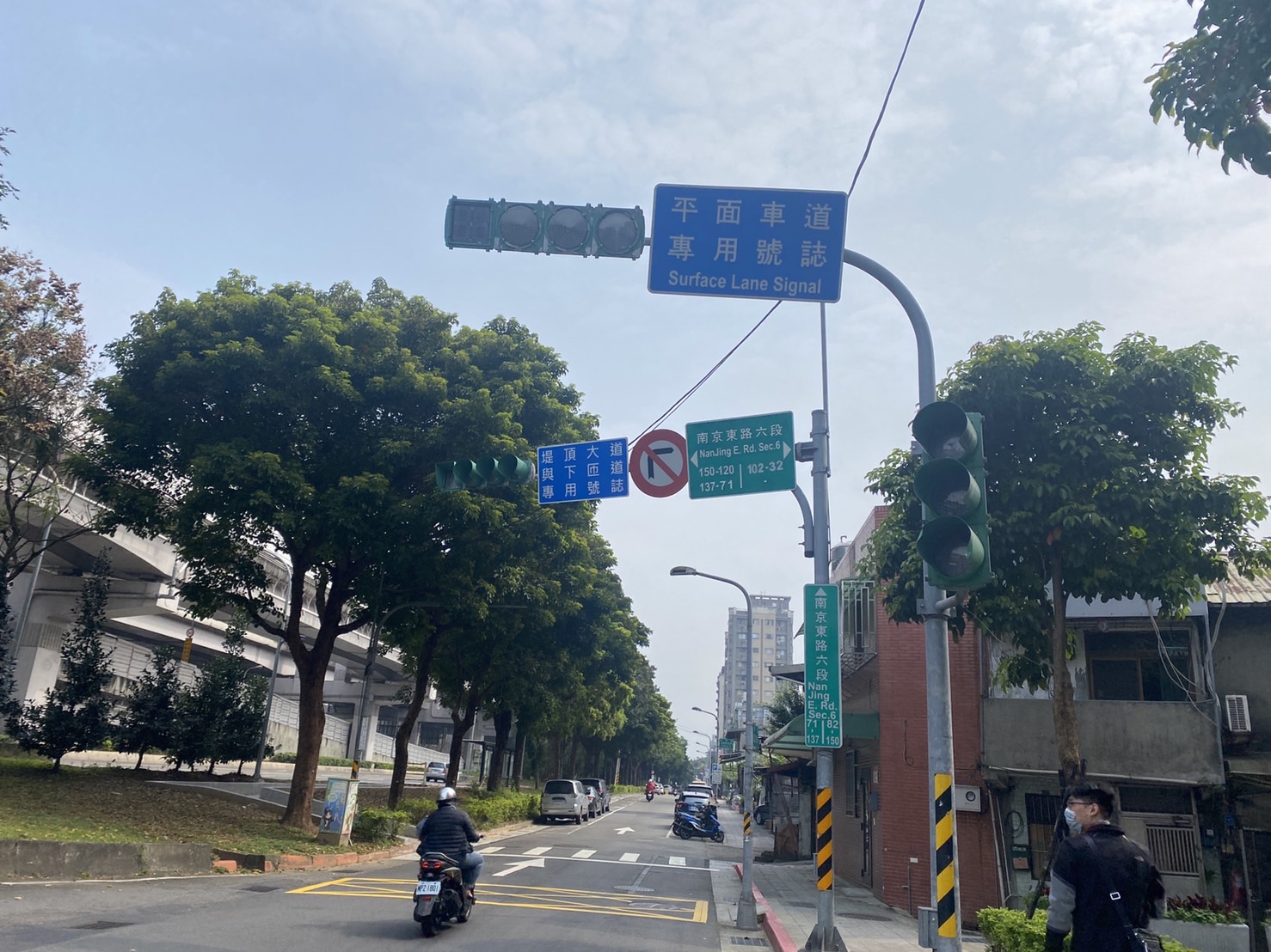 上午各地大停電，連紅綠燈也無法正常運作。（讀者提供）