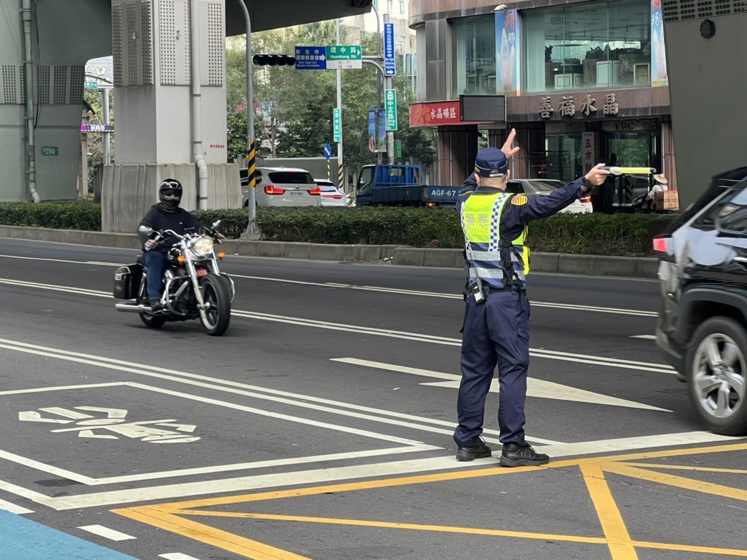 新北市警方派員到街頭指揮交通。(新北市警察局提供)
