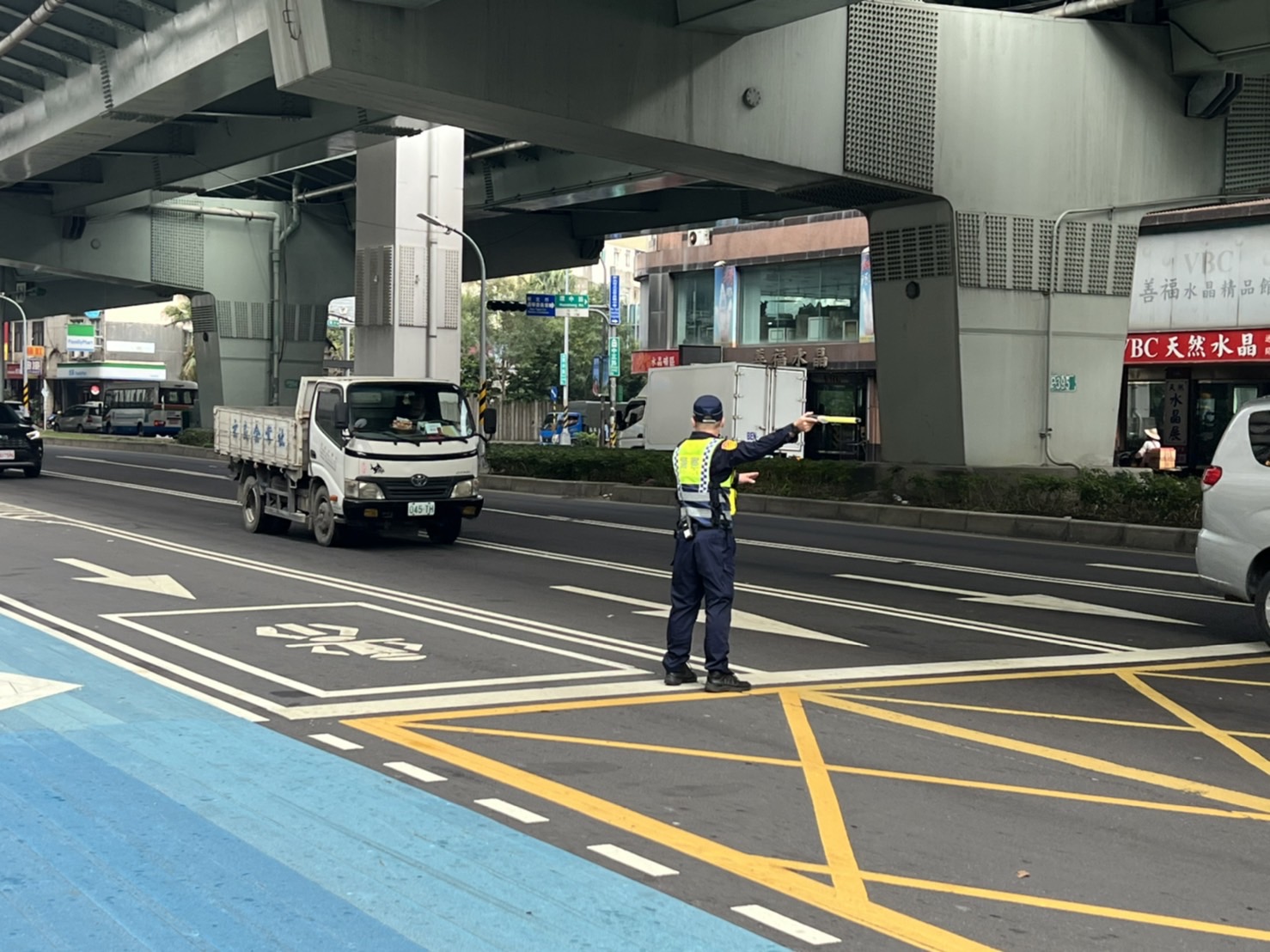 交通號誌因停電故障，警方派員疏導交通。（新北市警察局提供）