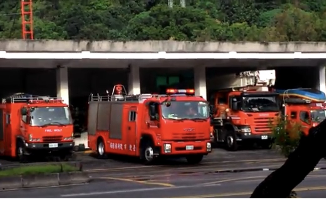 全台大停電，北市消防車奔波大街處理意外事件。（翻攝北市消防局官網）