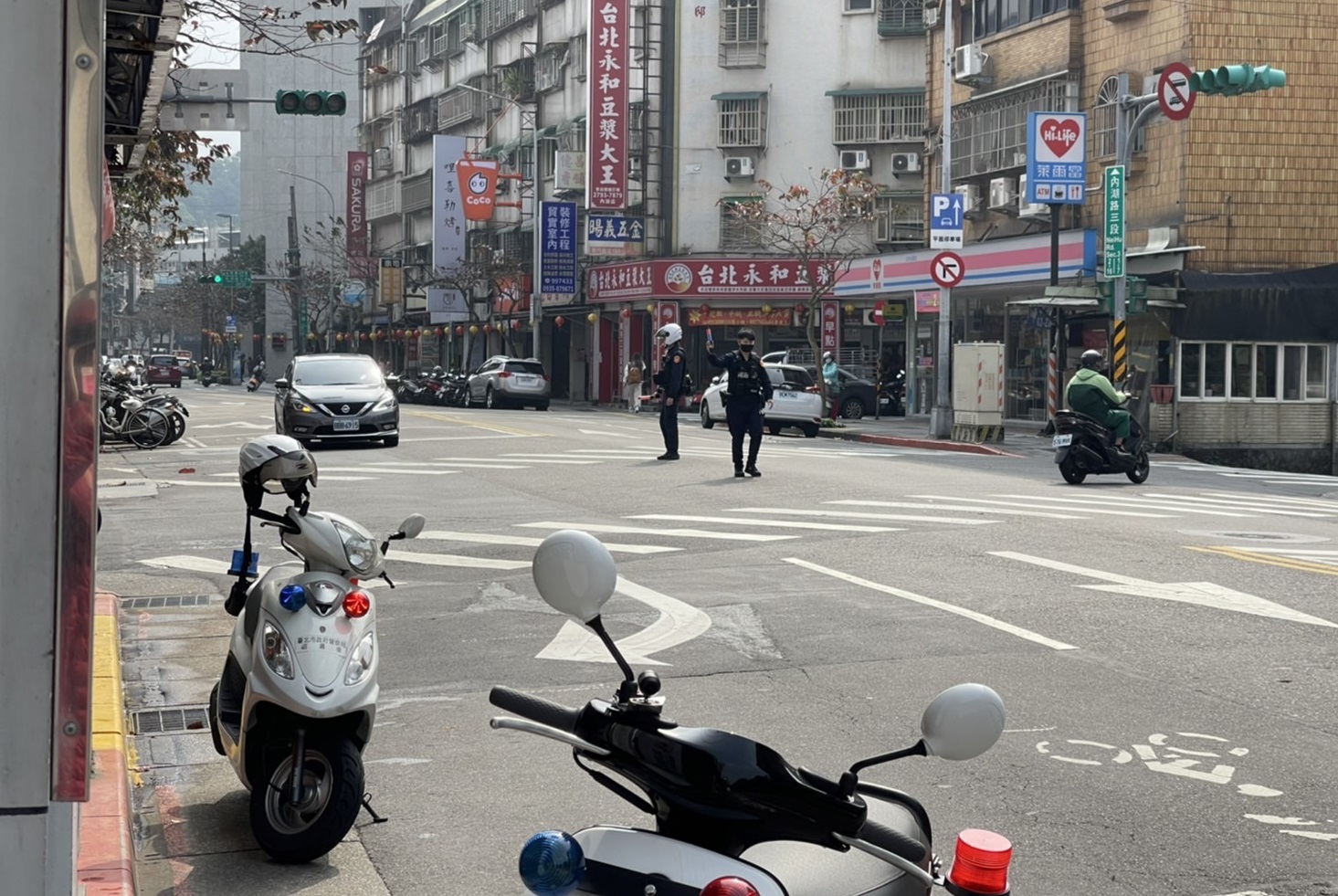 北市有105處交通號誌故障，交通警察大隊和各分局警員都在路口協助指揮交通。（讀者提供）