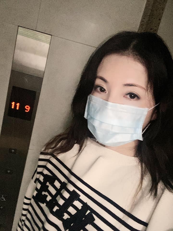 何如芸在自家大樓電梯外掙扎要不要搭電梯。（翻攝何如芸臉書）
