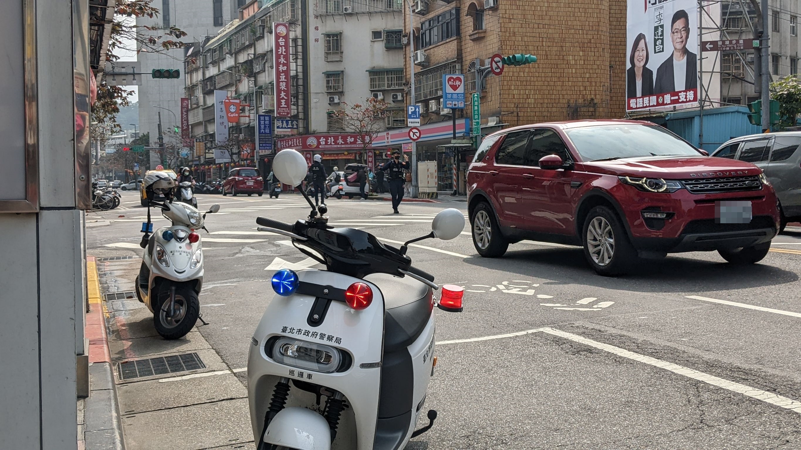 上午9點多全台大停電，由於影響範圍甚廣，有部分路段的交通號誌都暫時失去作用。（讀者提供）