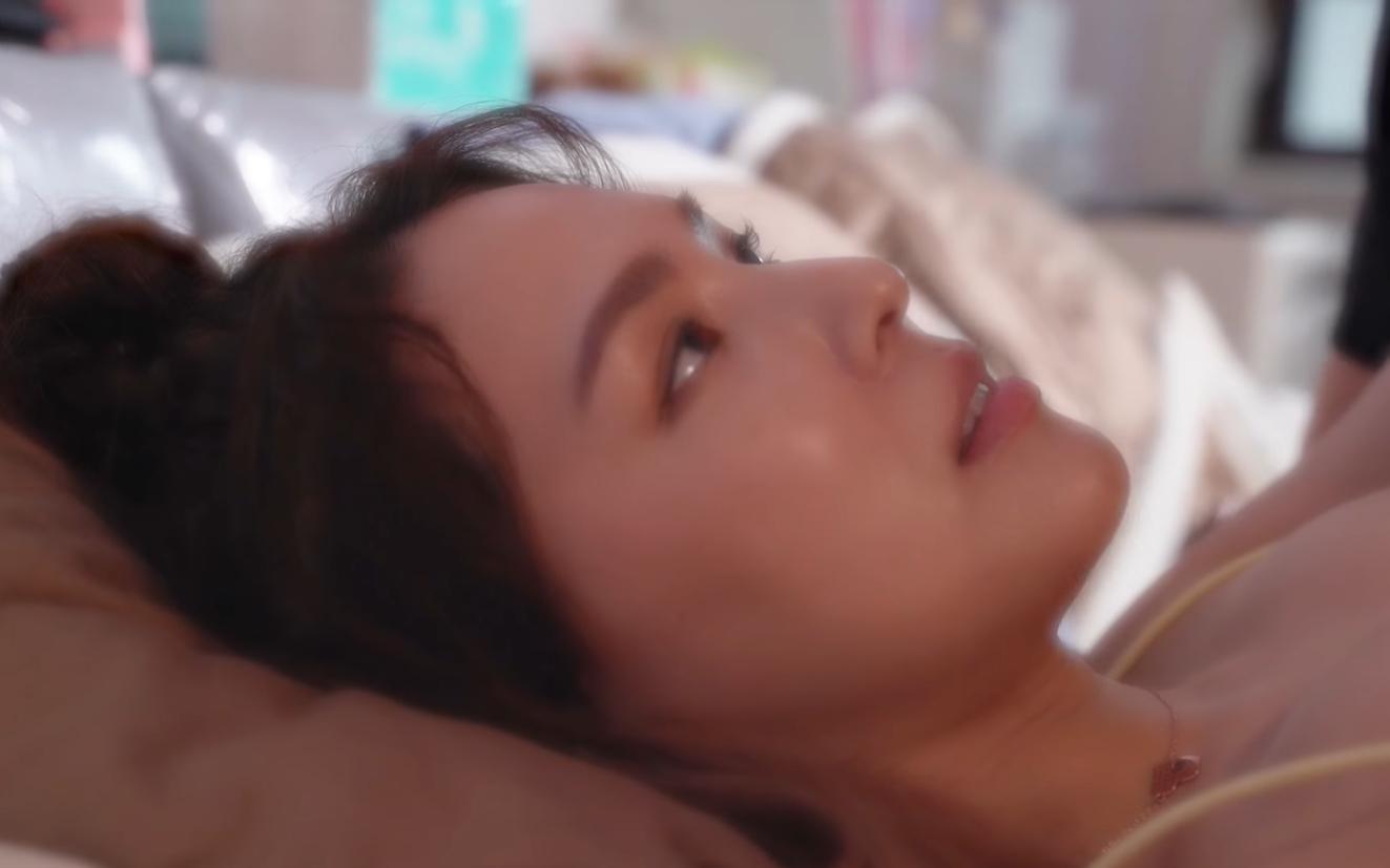 熊熊業配影片尺度火辣,與男主角在床上的對戲引起討論。(翻攝自熊熊 Bear Genie臉書)