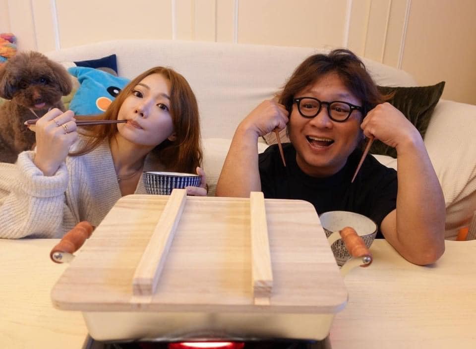 納豆現在已經可以下床活動，預計下半年才有機會復工。（翻攝自納豆臉書）