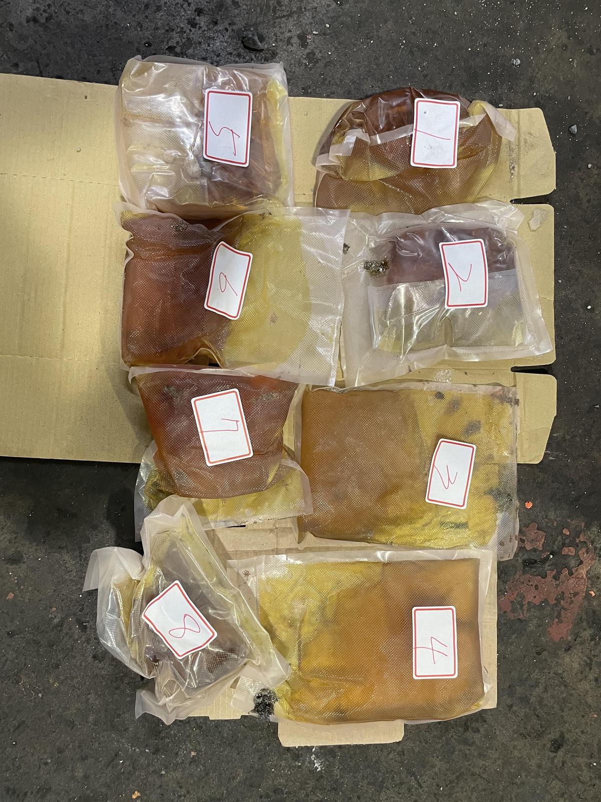 航警局去年10月在桃機榮儲貨運站查獲水泥磚內夾藏5.169公斤大麻膏,總重量達5點多公斤。(翻攝畫面)