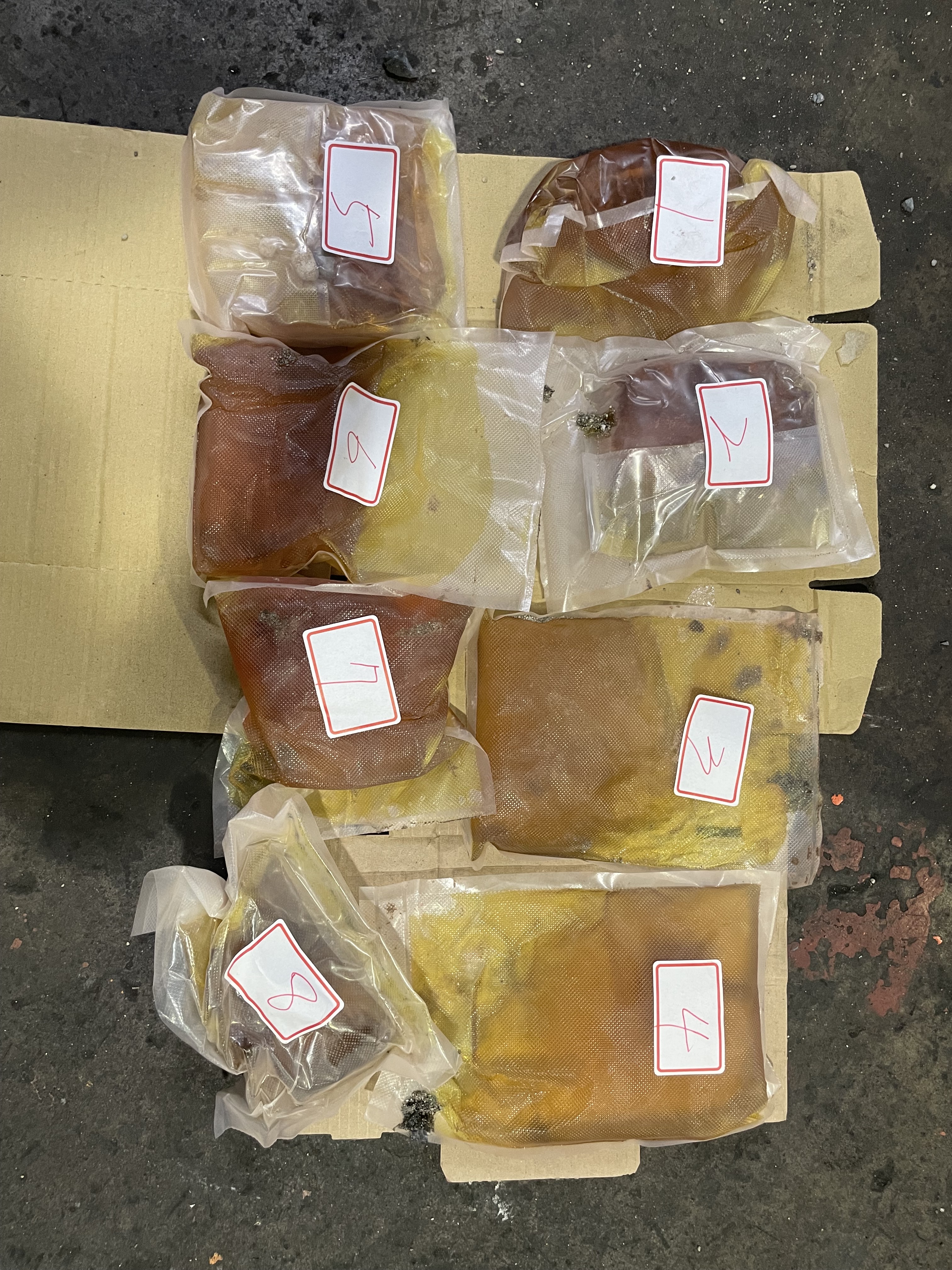 航警局去年10月在桃機榮儲貨運站查獲水泥磚內夾藏5.169公斤大麻膏，總重量達5點多公斤。（翻攝畫面）