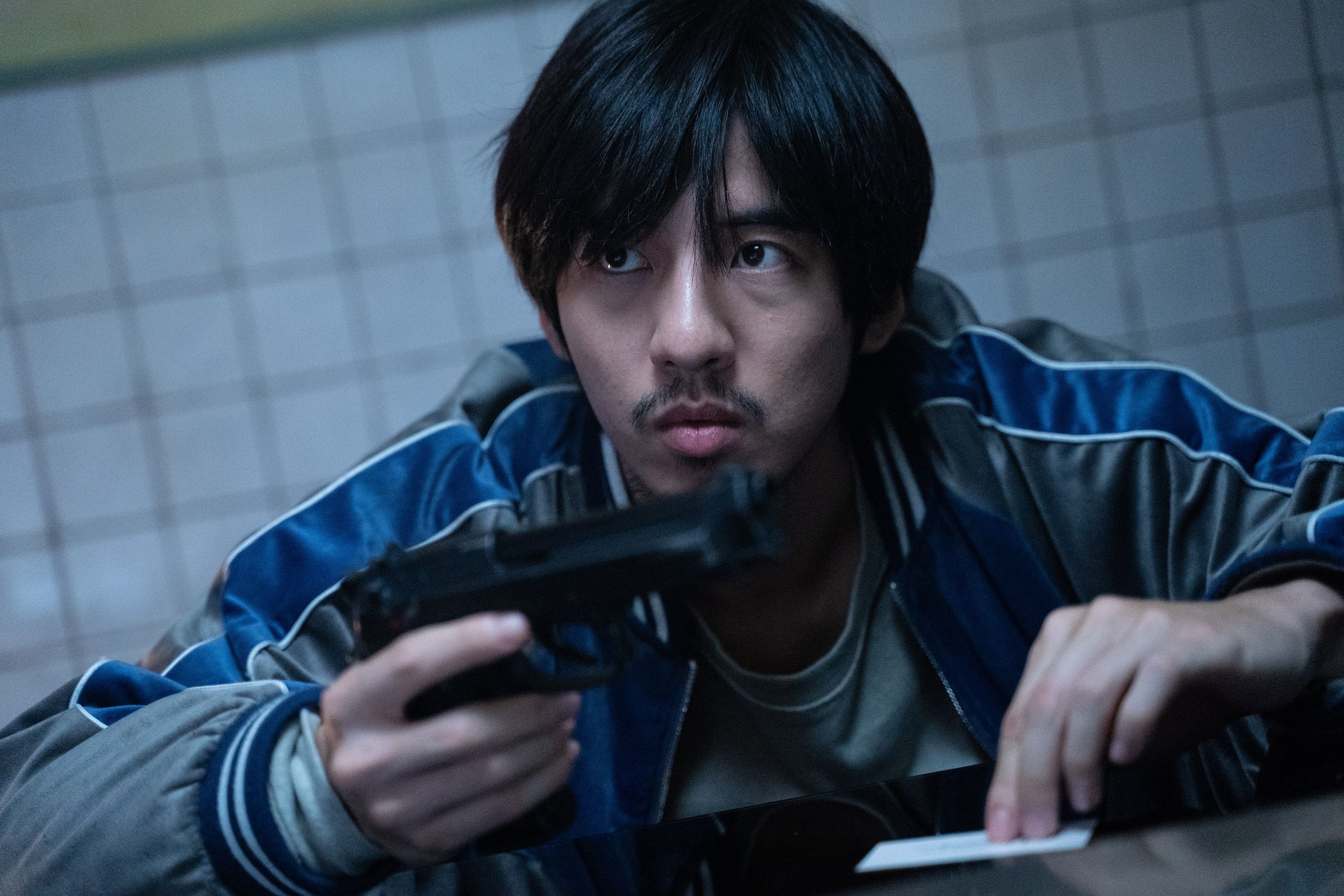 傅孟柏在電影中試了許多求死偏方。（威視提供）