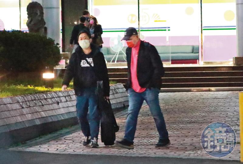 本刊日前拍到澎恰恰由兒子接送，從豪宅搬到老舊公寓。（本刊資料照）