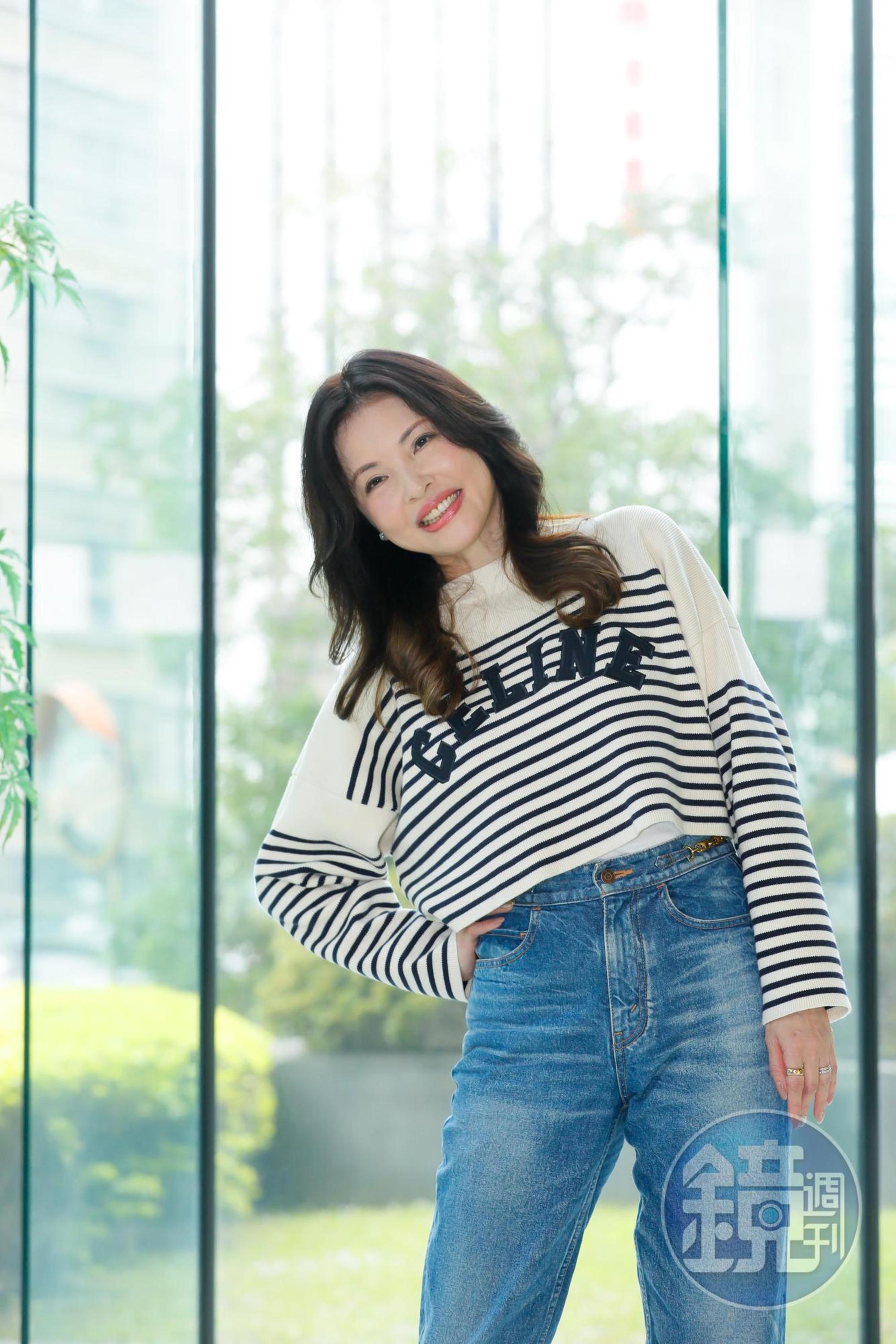 何如芸剛結束隔離生活出關呼吸新鮮空氣。