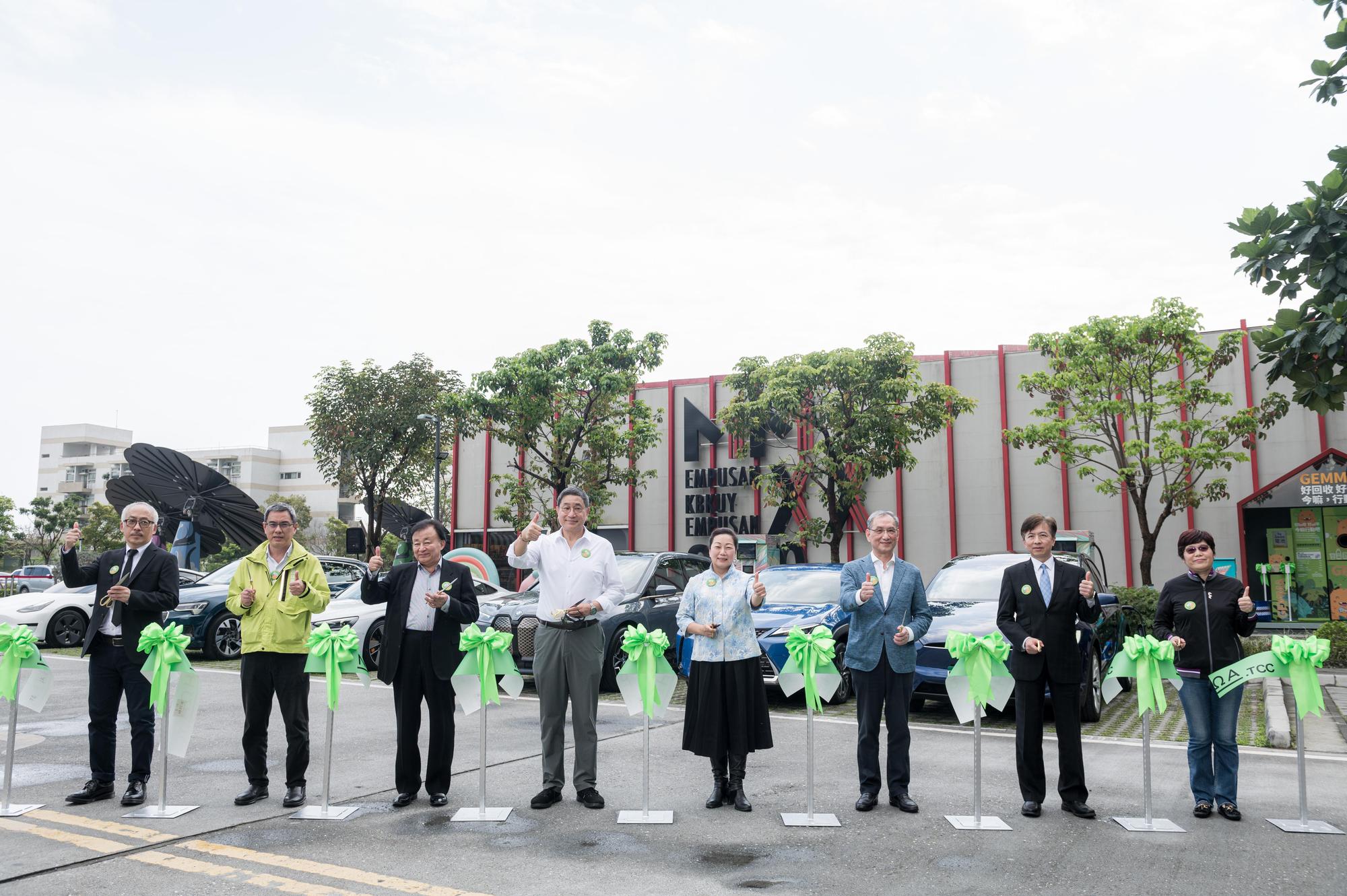 台泥董座張安平希望藉由台泥DAKA園區的ＮHOA.TCC充電站，把台泥對能源的想法傳遞出去。（台泥提供）