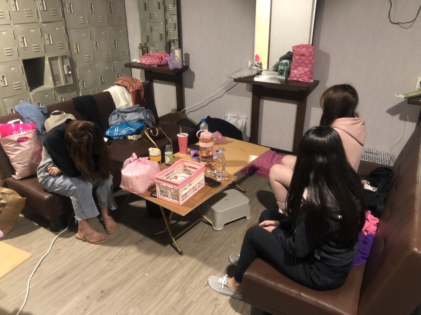 警方當場在包廂查獲5名女子正在從事半套服務。(翻攝畫面)