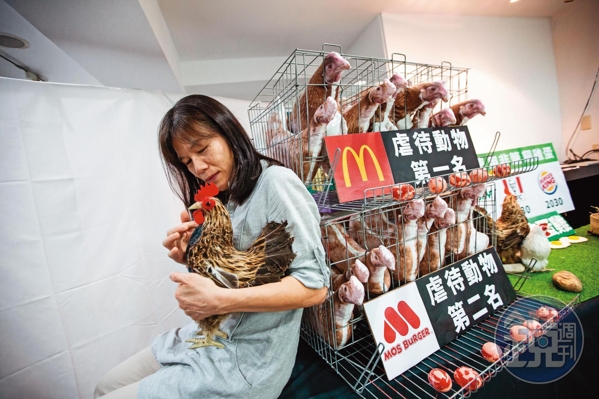 推廣多年,消費者和業者開始響應非籠飼蛋,陳玉敏卻仍急於和更多業者合作,日前還為此延誤闌尾炎就醫時機,導致腹膜炎。