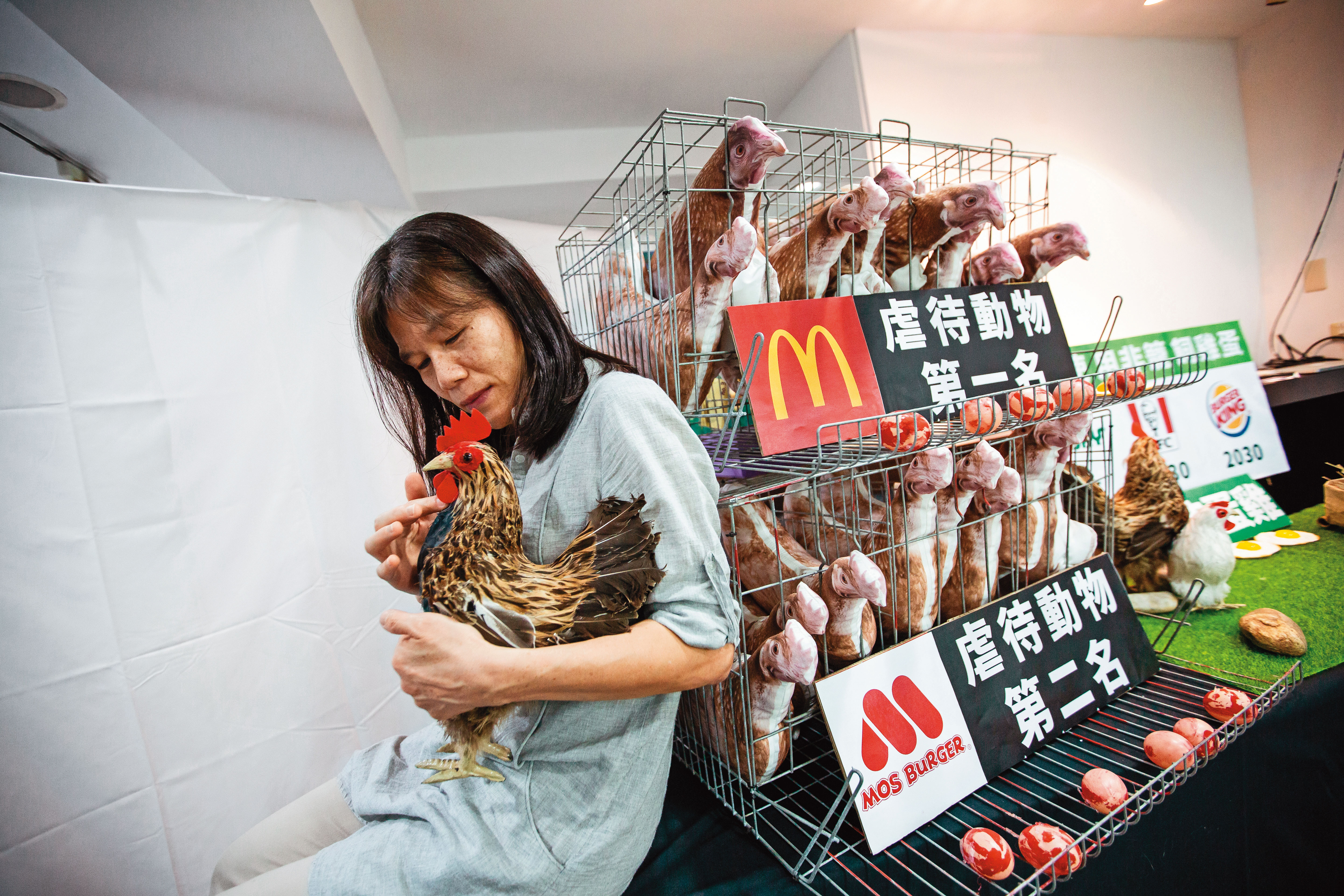 推廣多年，消費者和業者開始響應非籠飼蛋，陳玉敏卻仍急於和更多業者合作，日前還為此延誤闌尾炎就醫時機，導致腹膜炎。
