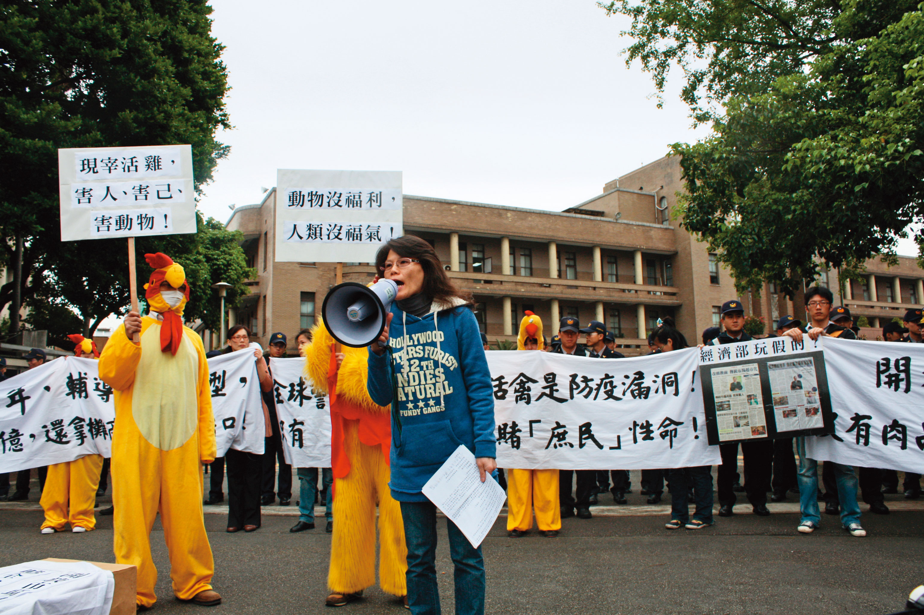 台灣的屠宰業少有人監督，水準落後先進國家數十年。圖為台灣動物社會研究會2010年赴行政院前抗議政府允許傳統市場宰殺。（陳玉敏提供）
