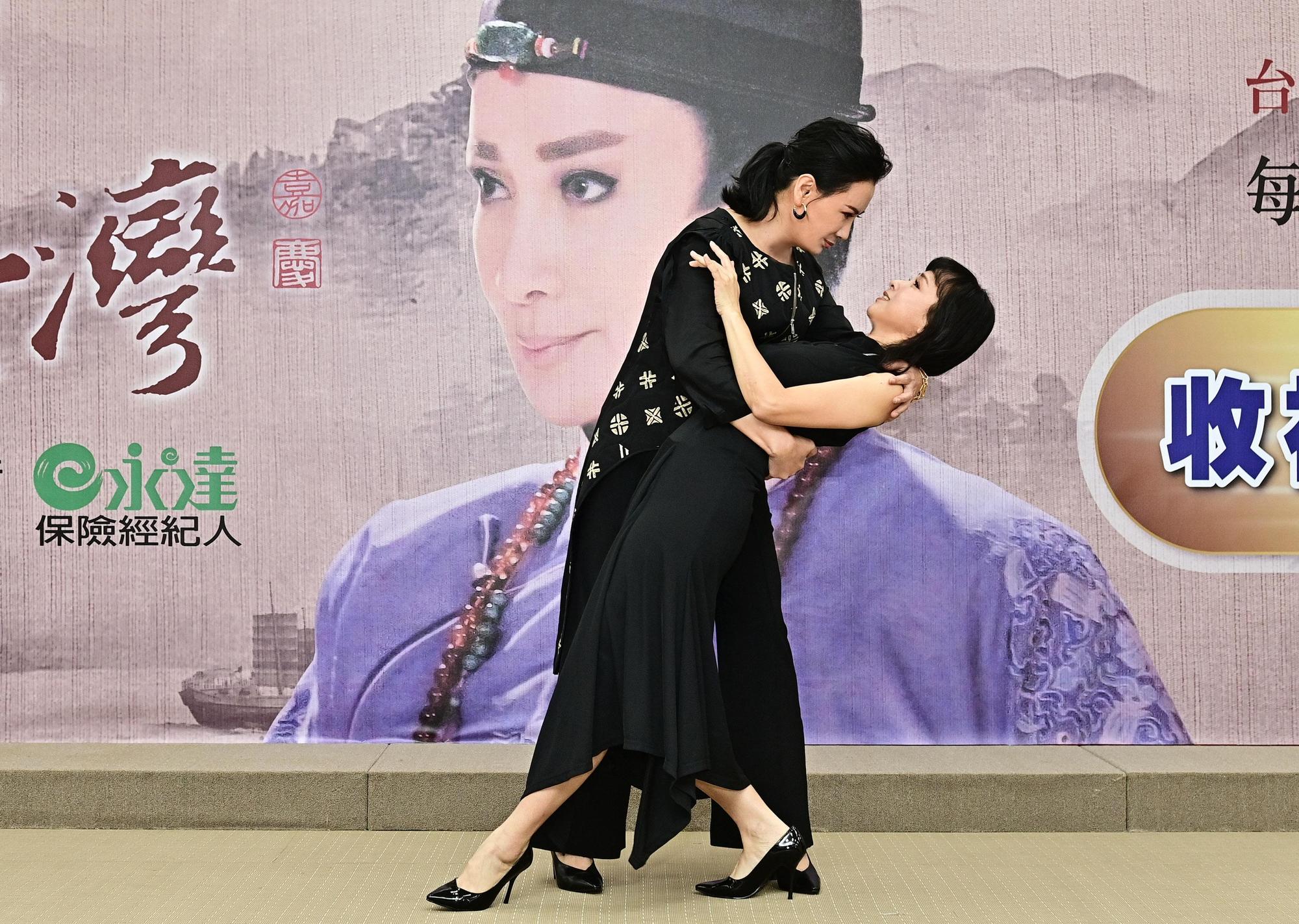 陳亞蘭和《嘉慶君遊臺灣》女主角陳怡真一起出席收視慶功記者會，開心重現「下腰吻」。（欣湉國際提供）
