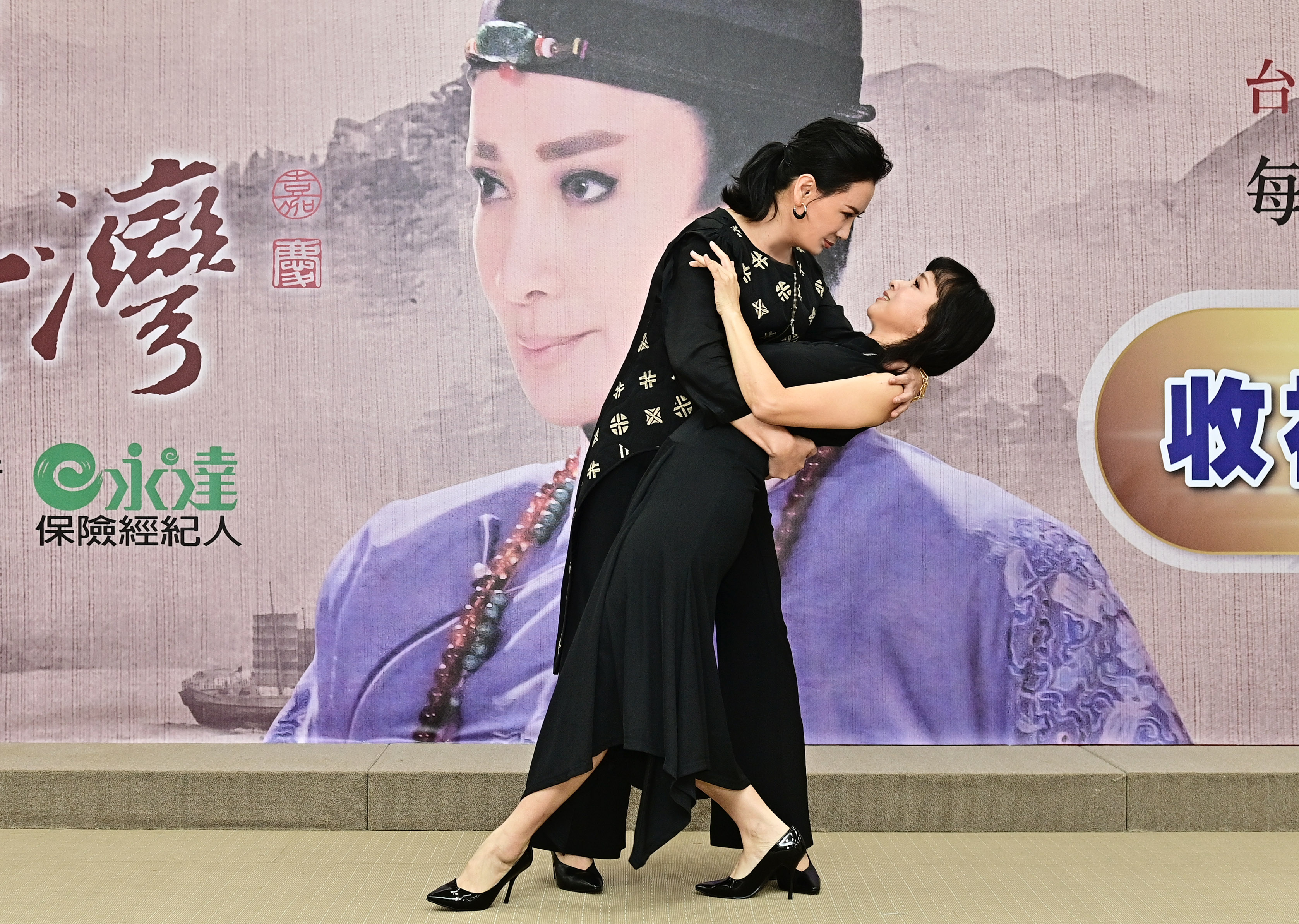 陳亞蘭和《嘉慶君遊臺灣》女主角陳怡真一起出席收視慶功記者會，開心重現「下腰吻」。（欣湉國際提供）