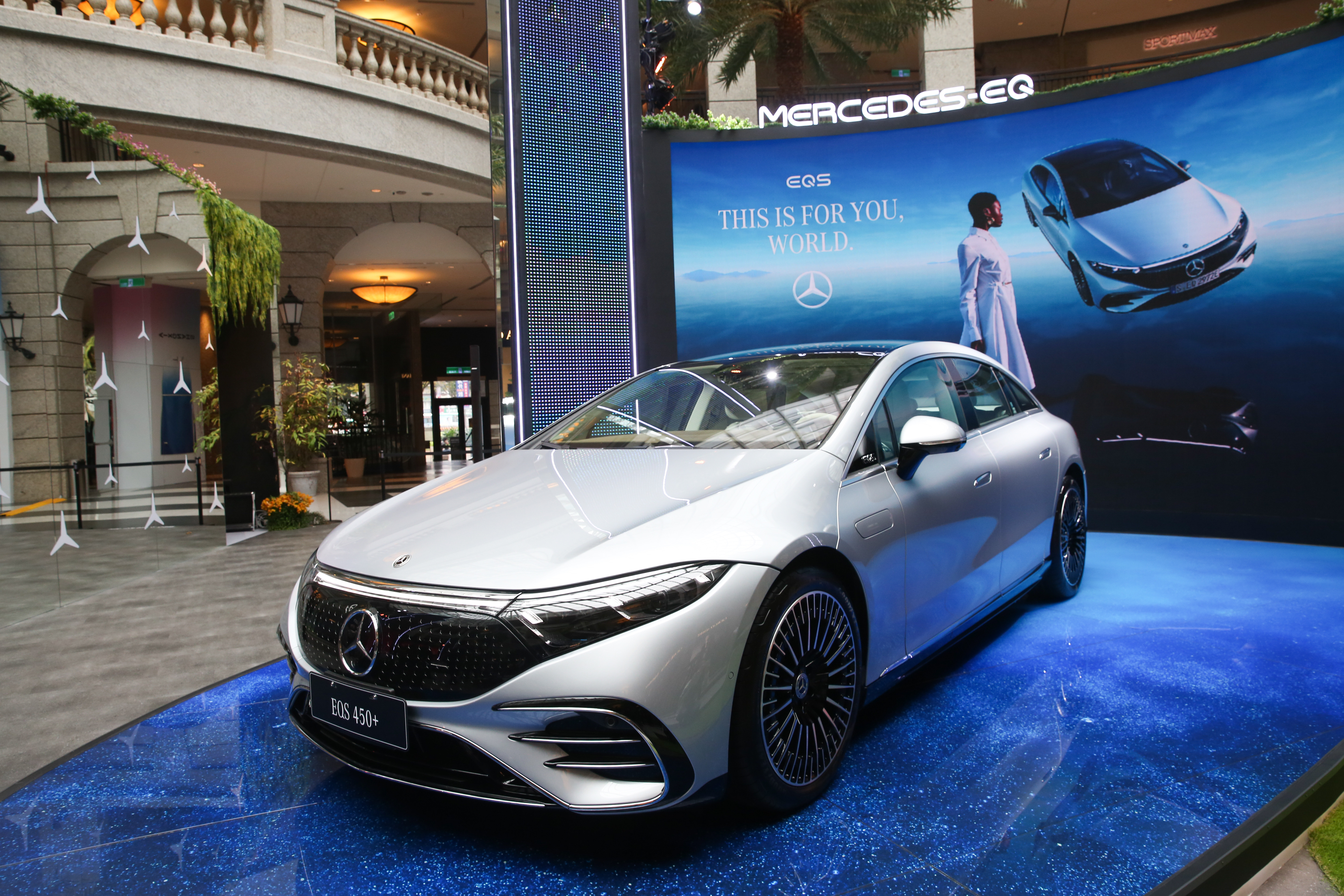 賓士全新純電車EQS預賞會2日在BELLAVITA寶麗廣場舉辦。