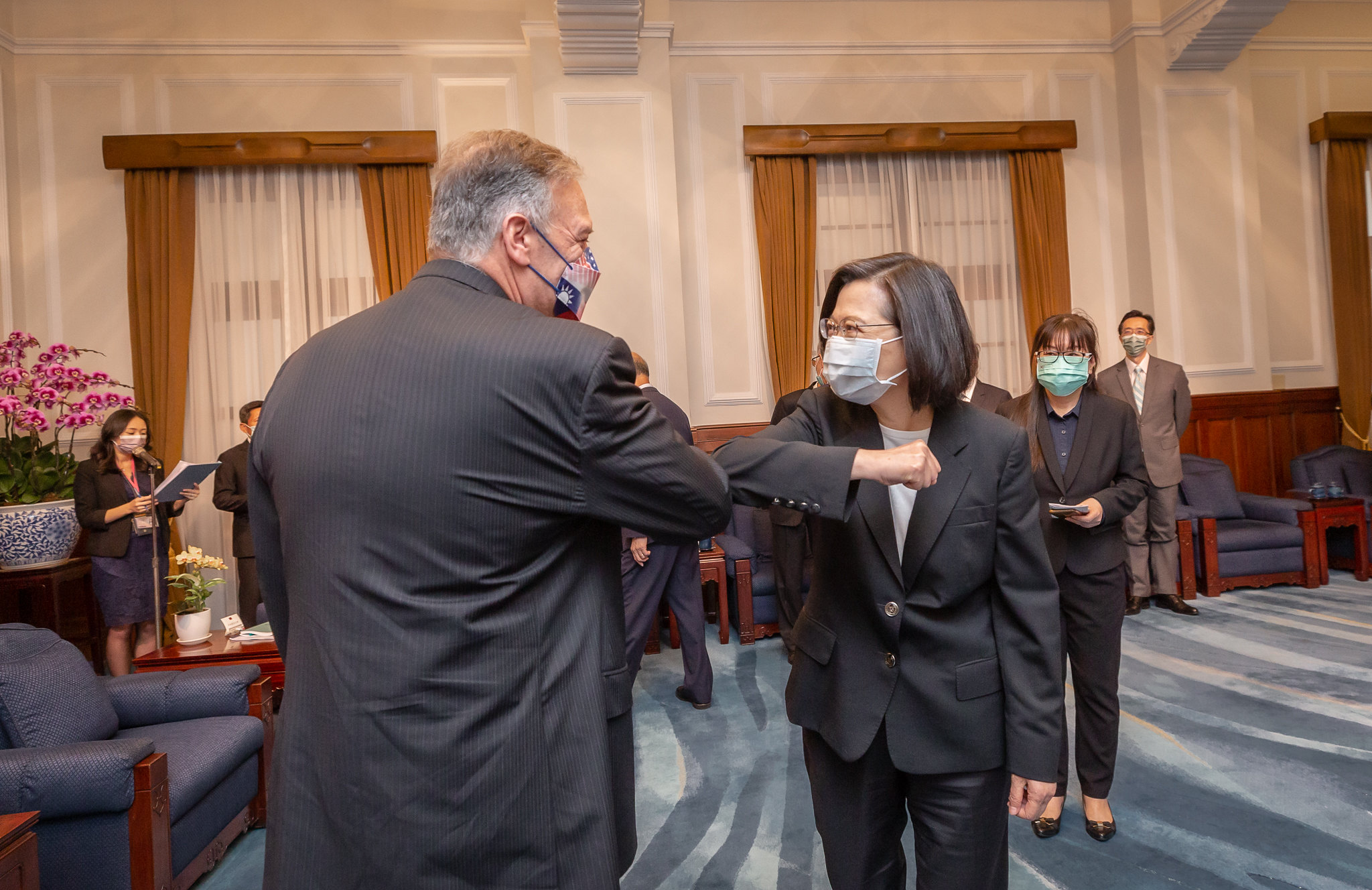 蓬佩奧（左）訪台，今早晉見總統蔡英文（右）。（總統府提供）