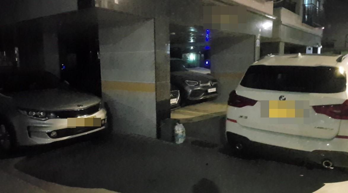 徐睿知到父母家時,會將自己的車(右)直接停在其他住戶車輛前方,早成其他人出入不便。(翻攝自網路)
