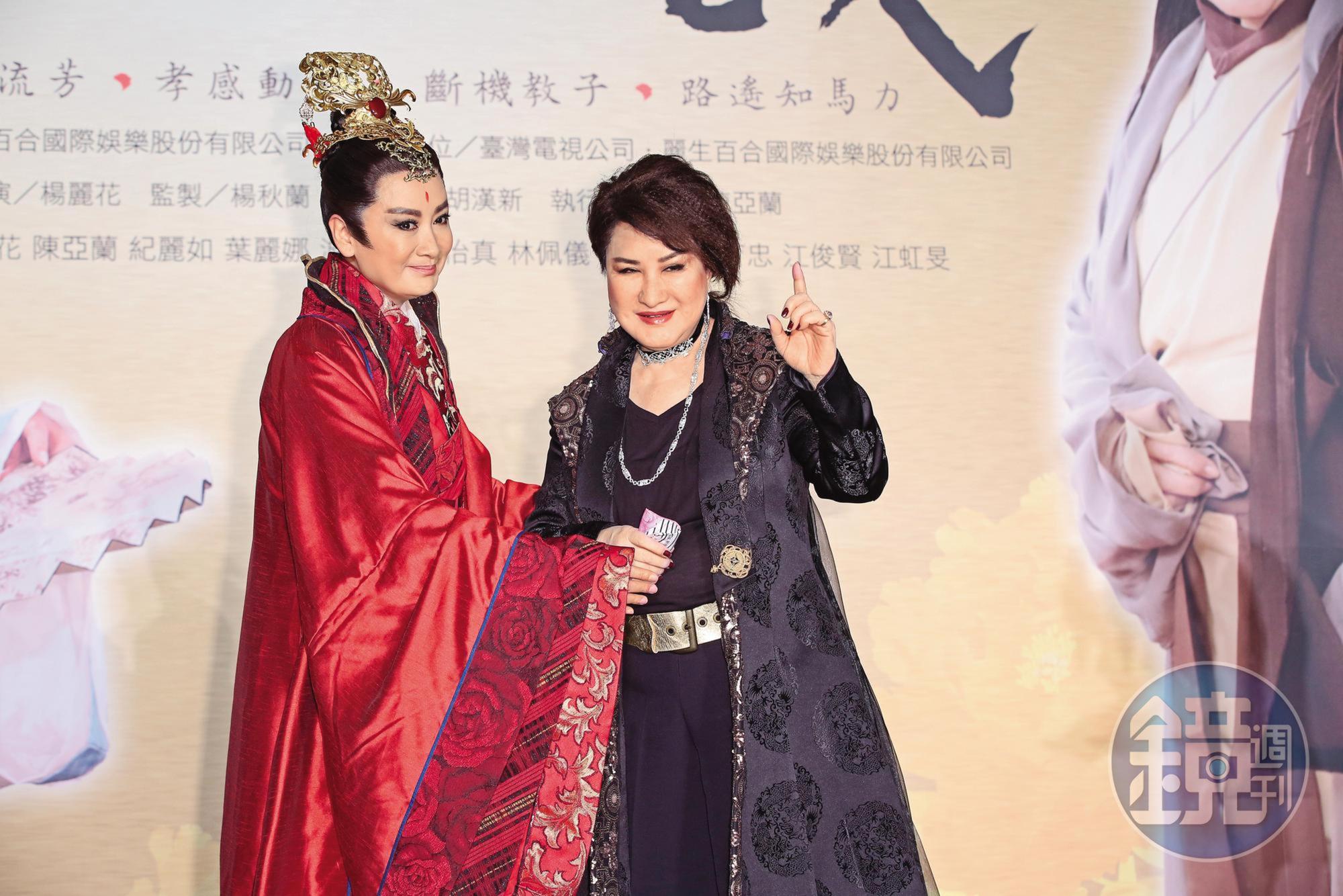 楊麗花（右）3年前導演的《忠孝節義》，由她自己與弟子陳亞蘭（左）當男主角。（李鍾泉攝）