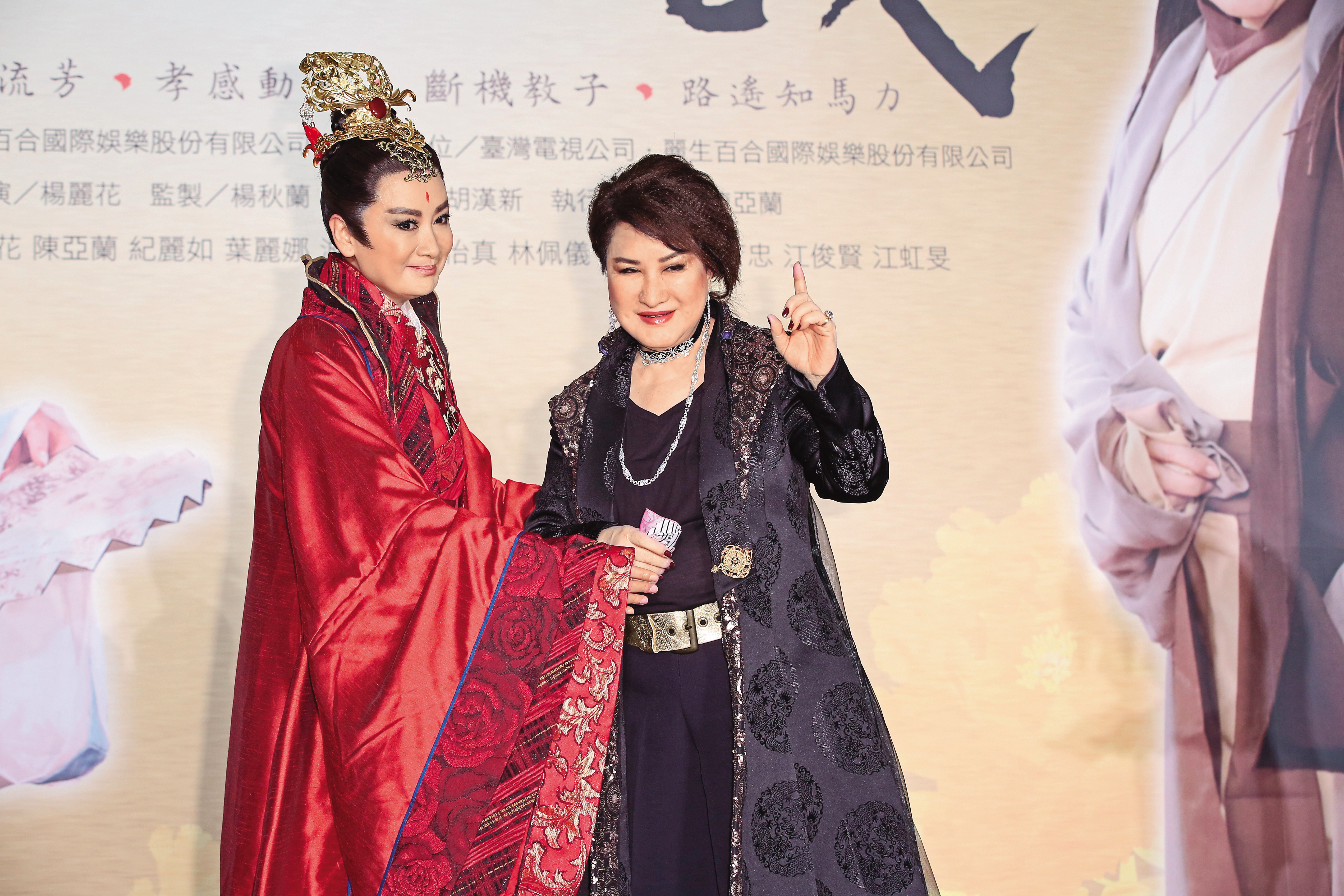 楊麗花（右）3年前導演的《忠孝節義》，由她自己與弟子陳亞蘭（左）當男主角。（李鍾泉攝）