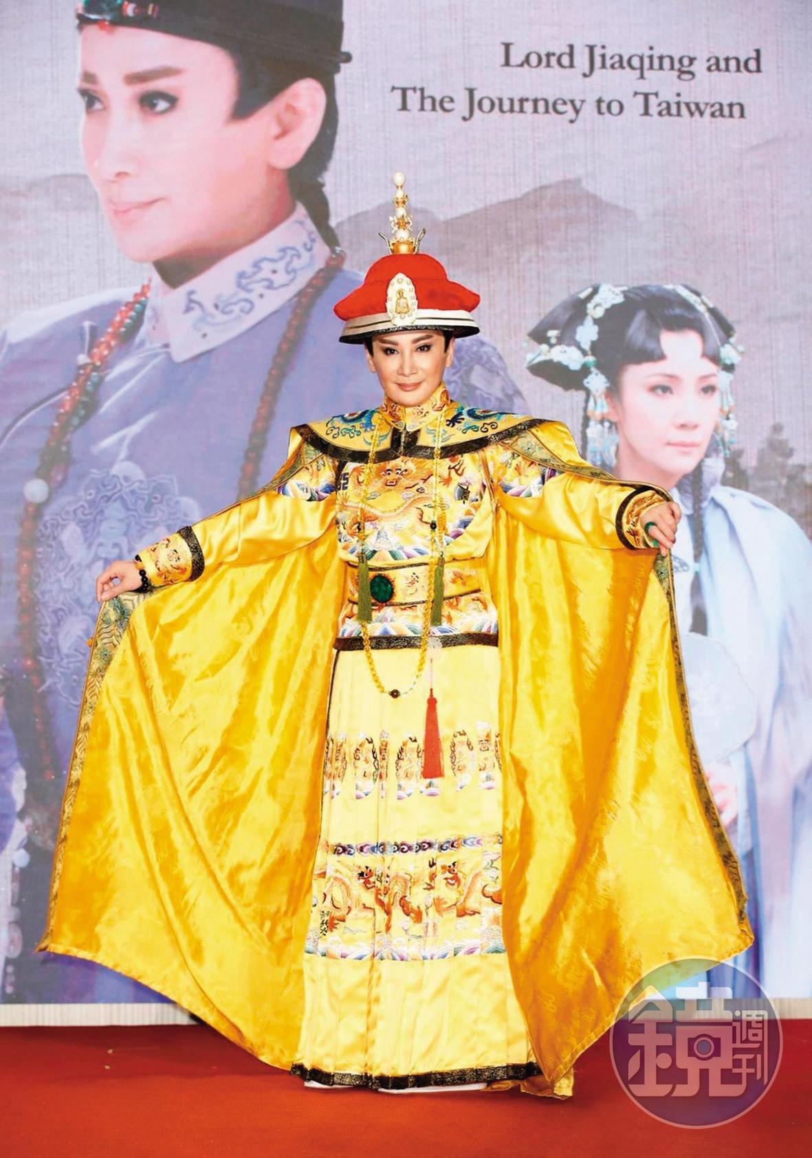 在《嘉慶君遊台灣》當製作人、演皇帝，為了宣傳，陳亞蘭連除夕都在跑活動宣傳。（蕭志傑攝）