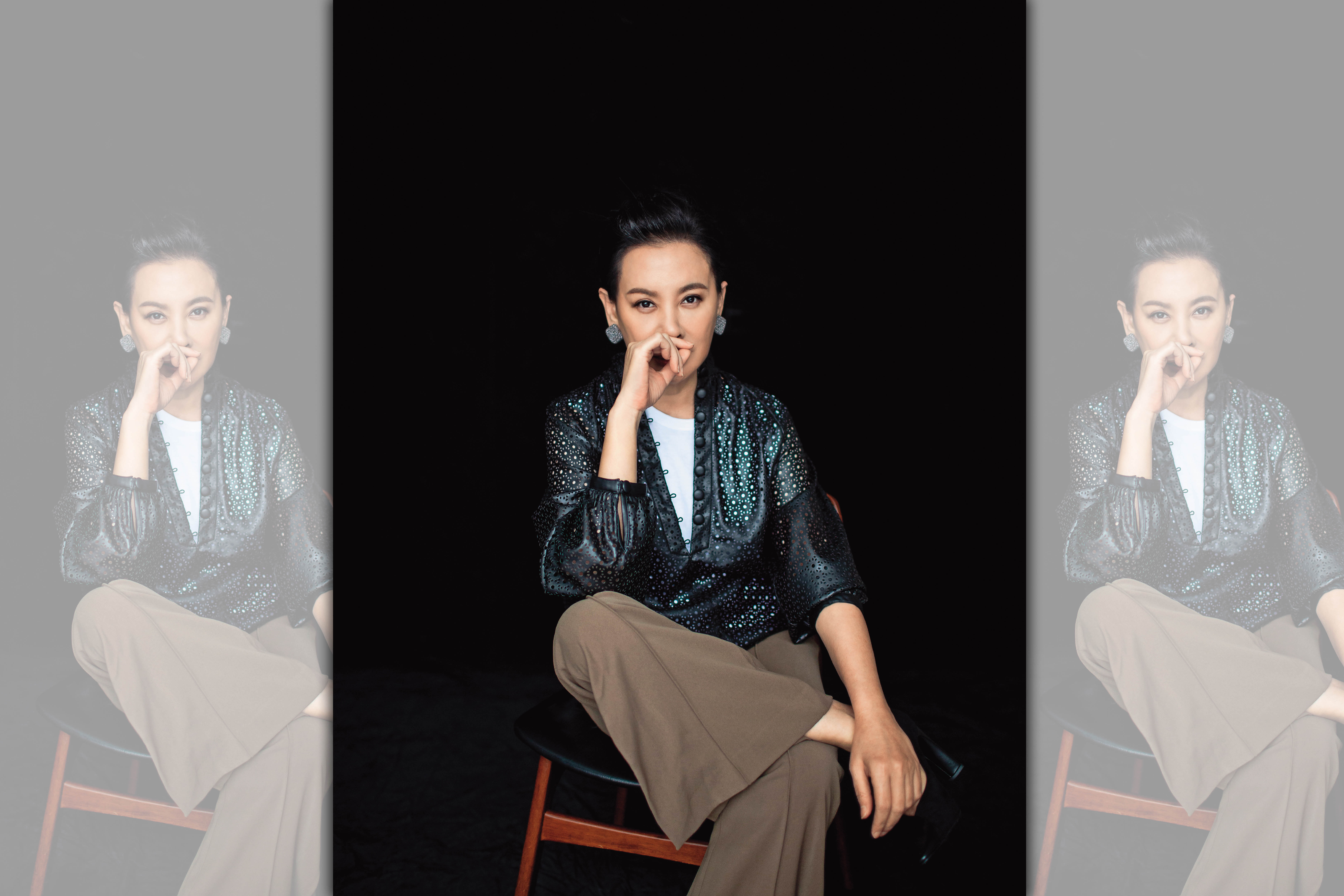 陳亞蘭一坐下，不需外在的裝扮，她舉手投足就是歌仔戲小生的架勢。