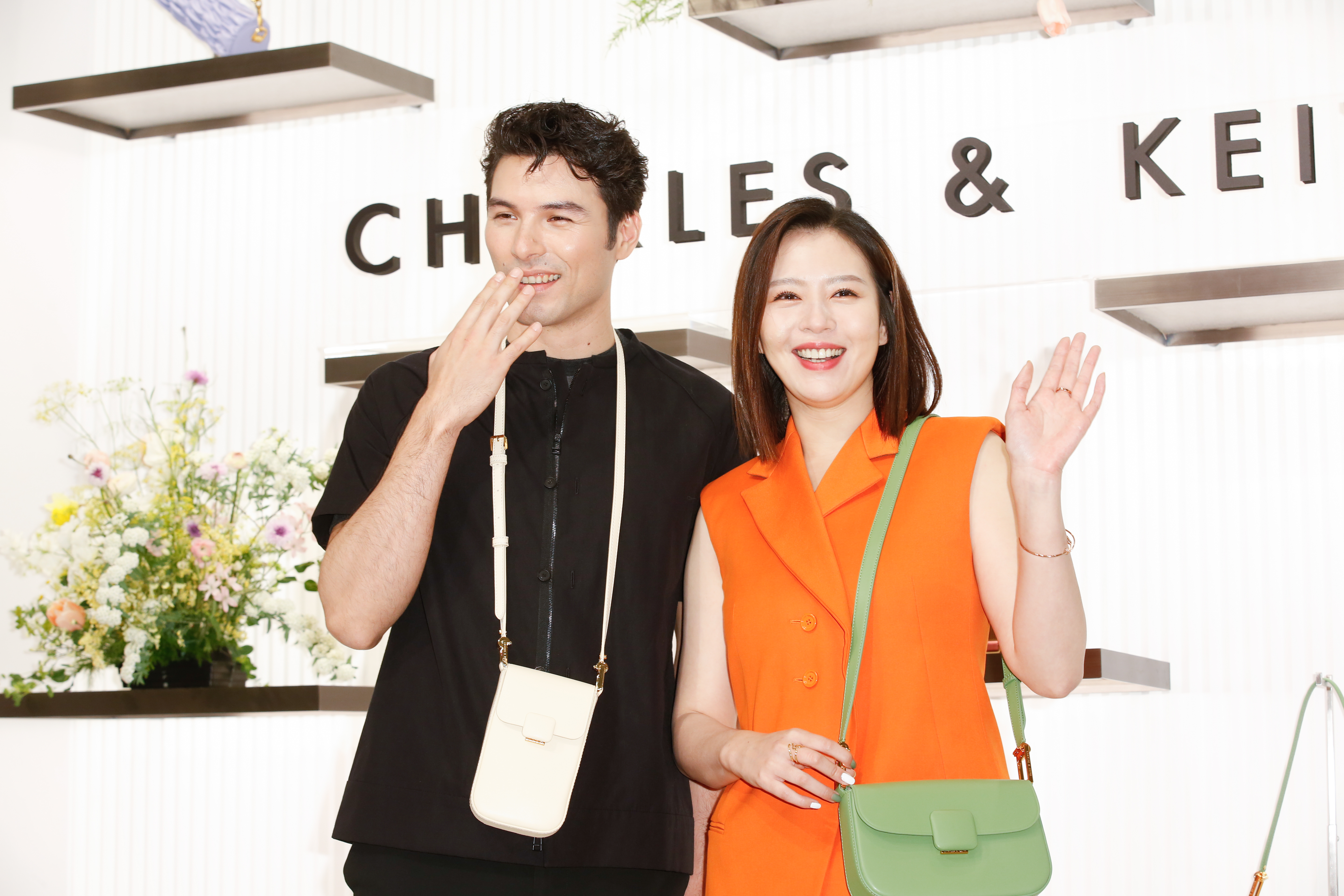 鳳小岳（左）、劉品言（右）合體，現身CHARLES & KEITH 2022年春季發表會。