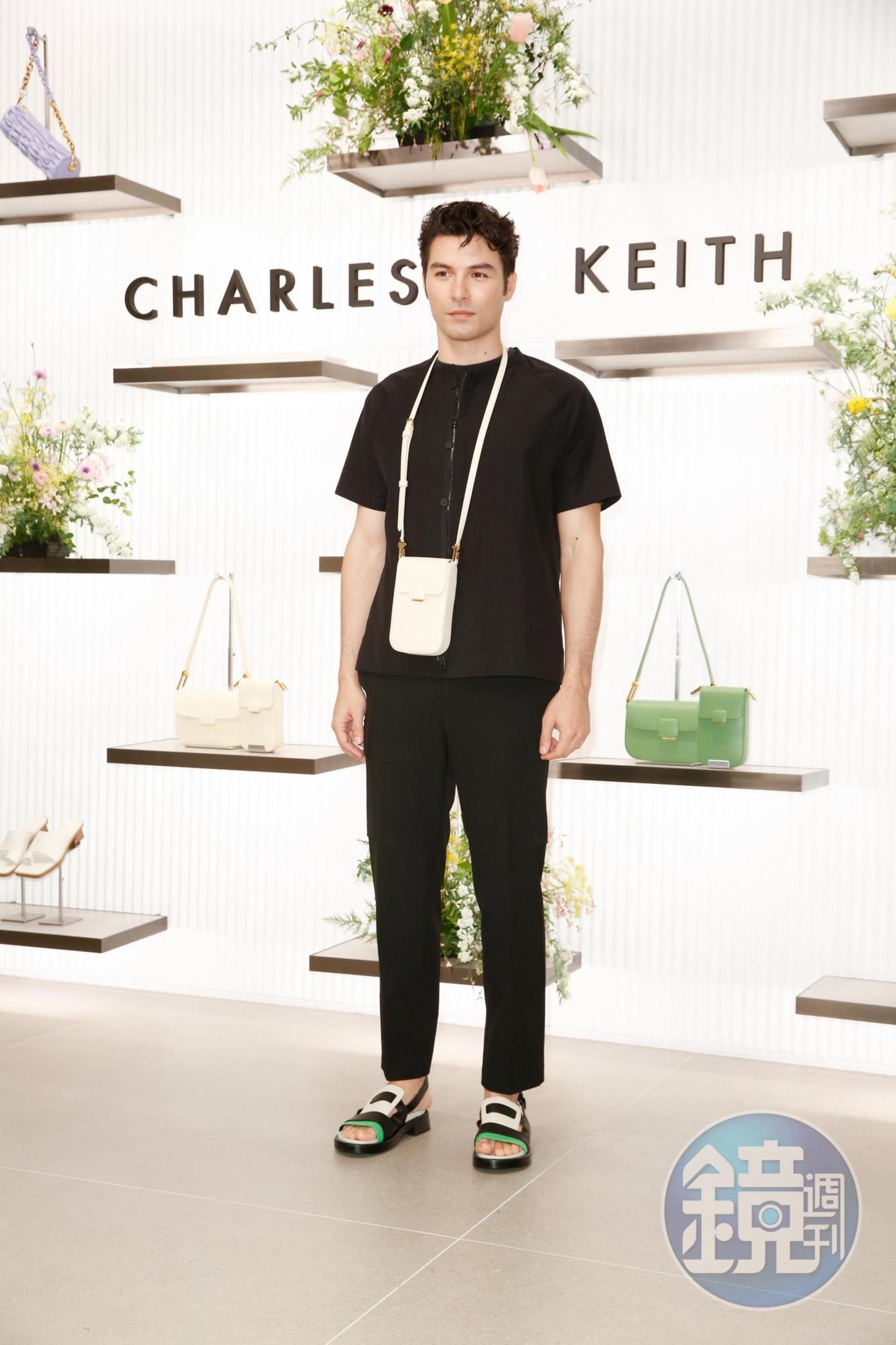 鳳小岳身背CHARLES & KEITH Koa方扣手機包（NT$2,090），腳穿Blake拼接厚底涼鞋（NT$2,590）。