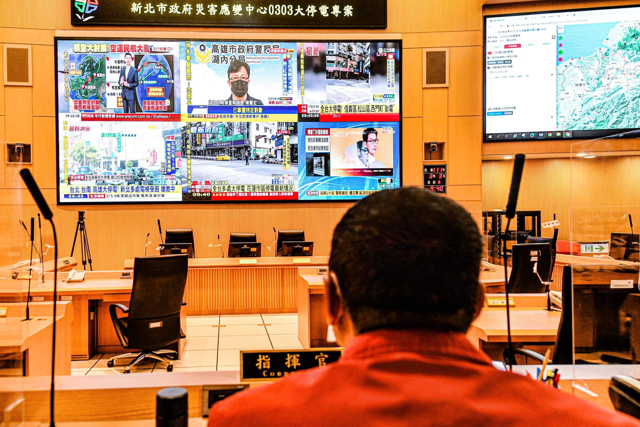 全台大停電，新北市長侯友宜坐鎮災害應變中心。（翻攝侯友宜臉書）