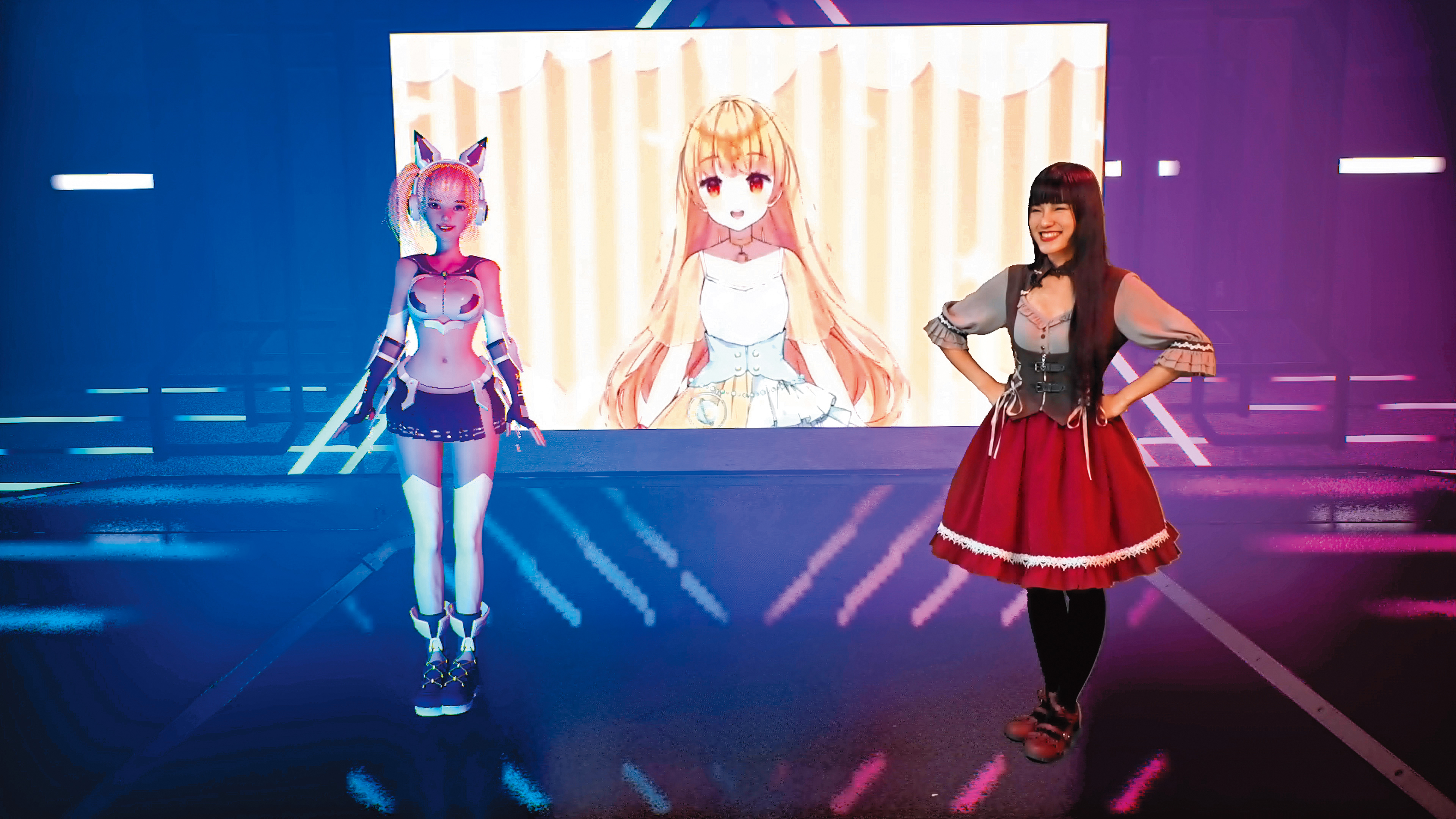 節目《阿宅跑起來》由知名coser孟凌(右)及VTuber Leina(左)主持,與全球13位VTuber進行互動訪談。(霹靂國際多媒體提供)