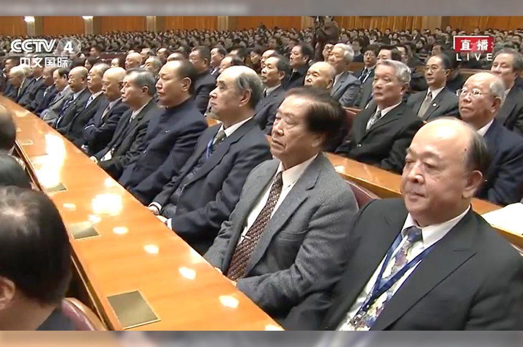 吳斯懷(右下)與其他中華民國退將參加中共紀念孫中山活動,正襟危坐聆聽習近平談話,一張「台下聽訓」照片引發爭議至今。(翻攝自央視)