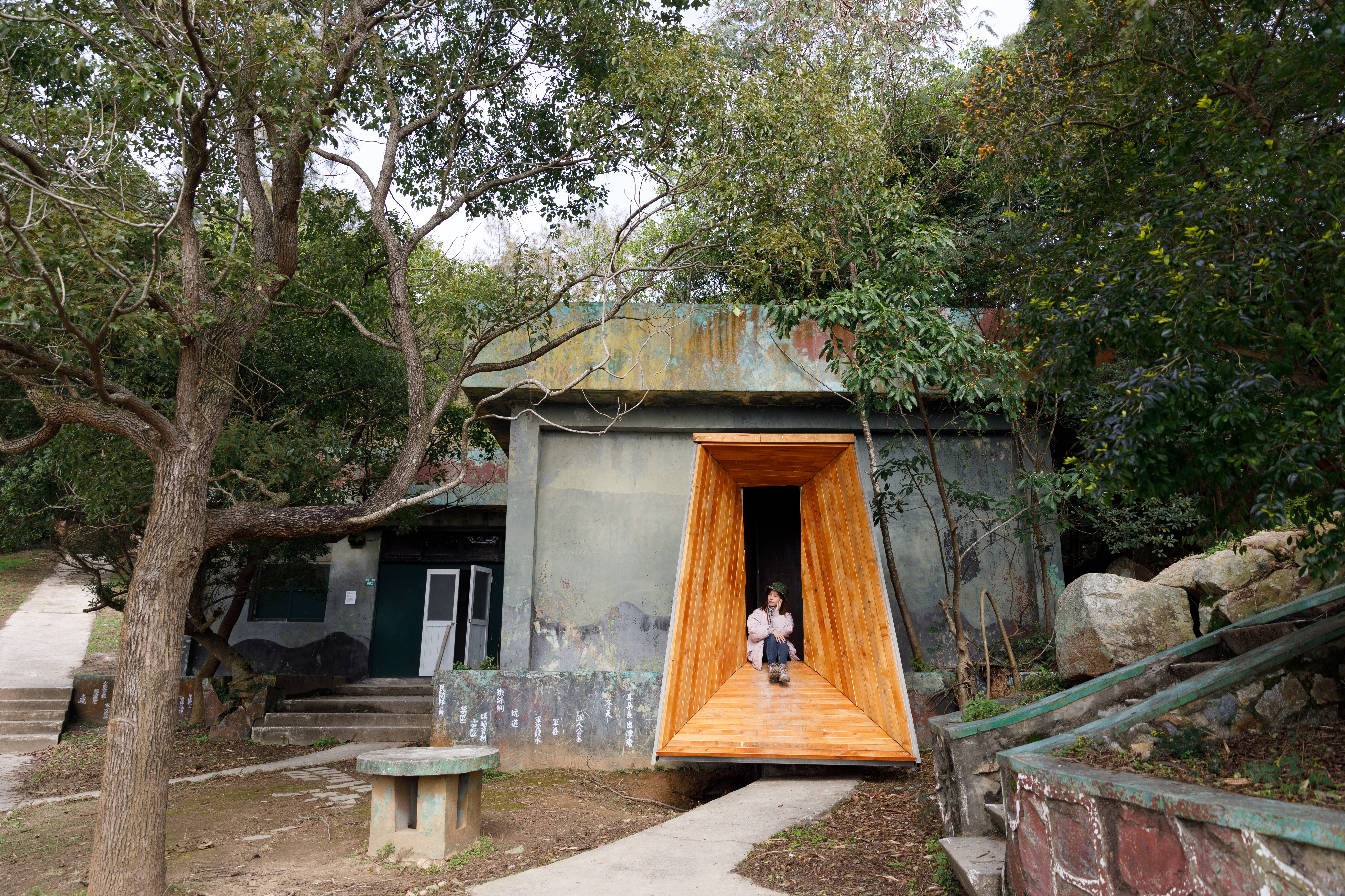 法國藝術家Yannick Dauby的作品《駐波》外，策展人之一的陳宣誠設計了巨大擴音器，讓旅客可以席坐其中，聽見整個空間裡的聲音創作。